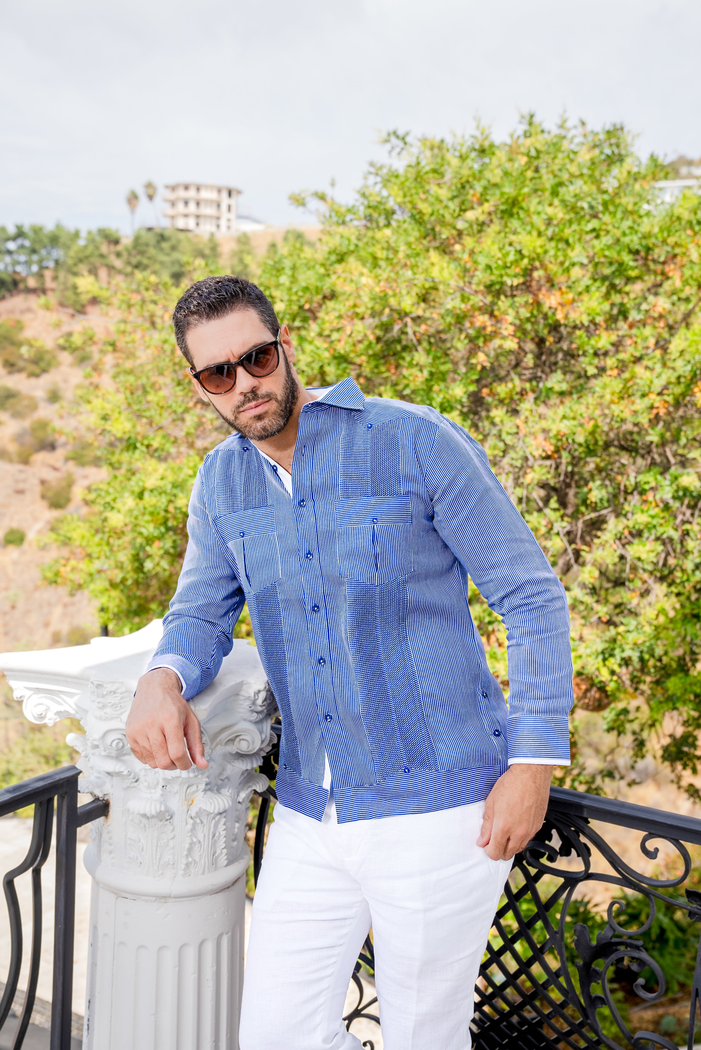 Guayabera de manga larga para hombre, 100 % lino, con paneles en contraste y pliegues tonales
