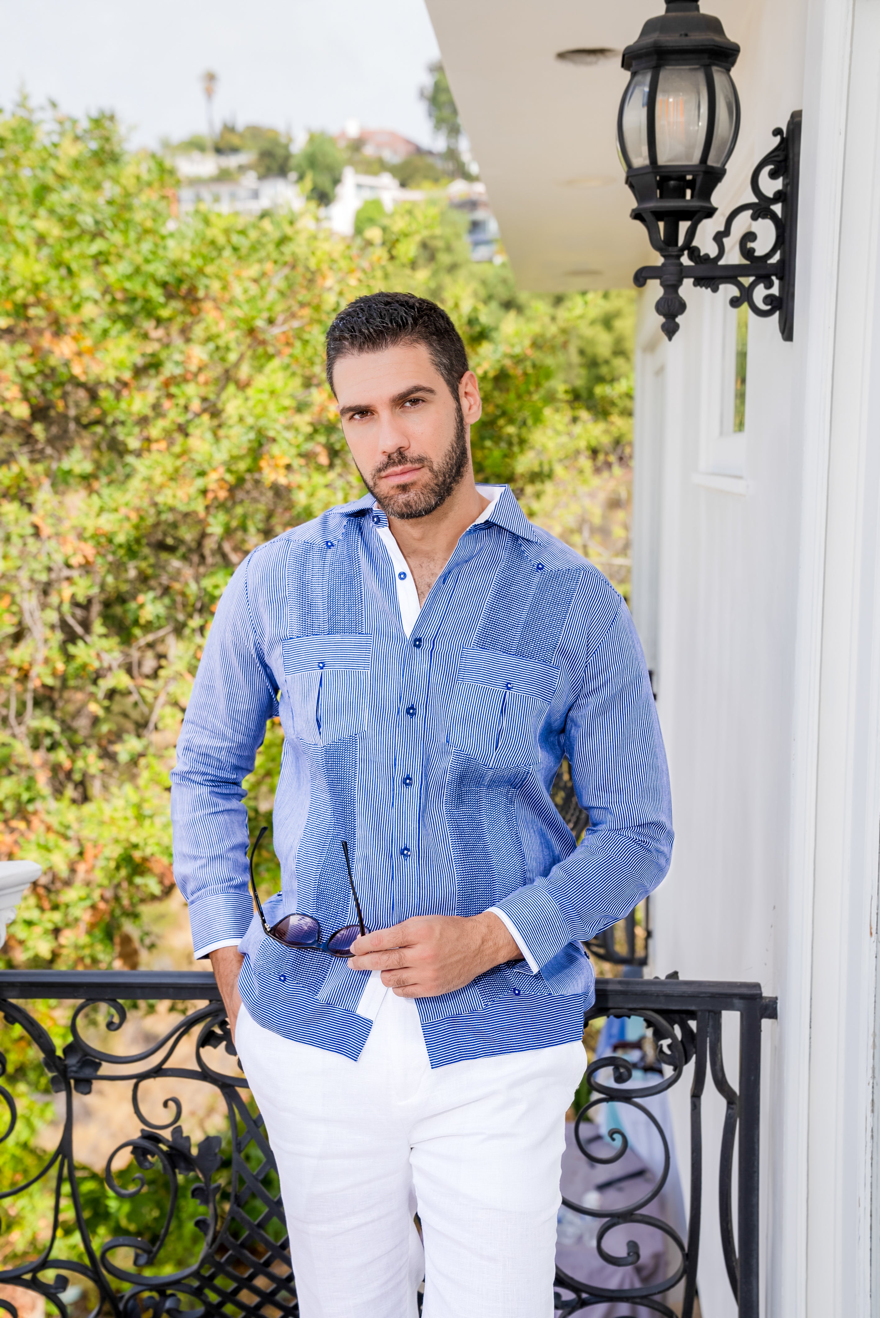Guayabera de manga larga para hombre, 100 % lino, con paneles en contraste y pliegues tonales