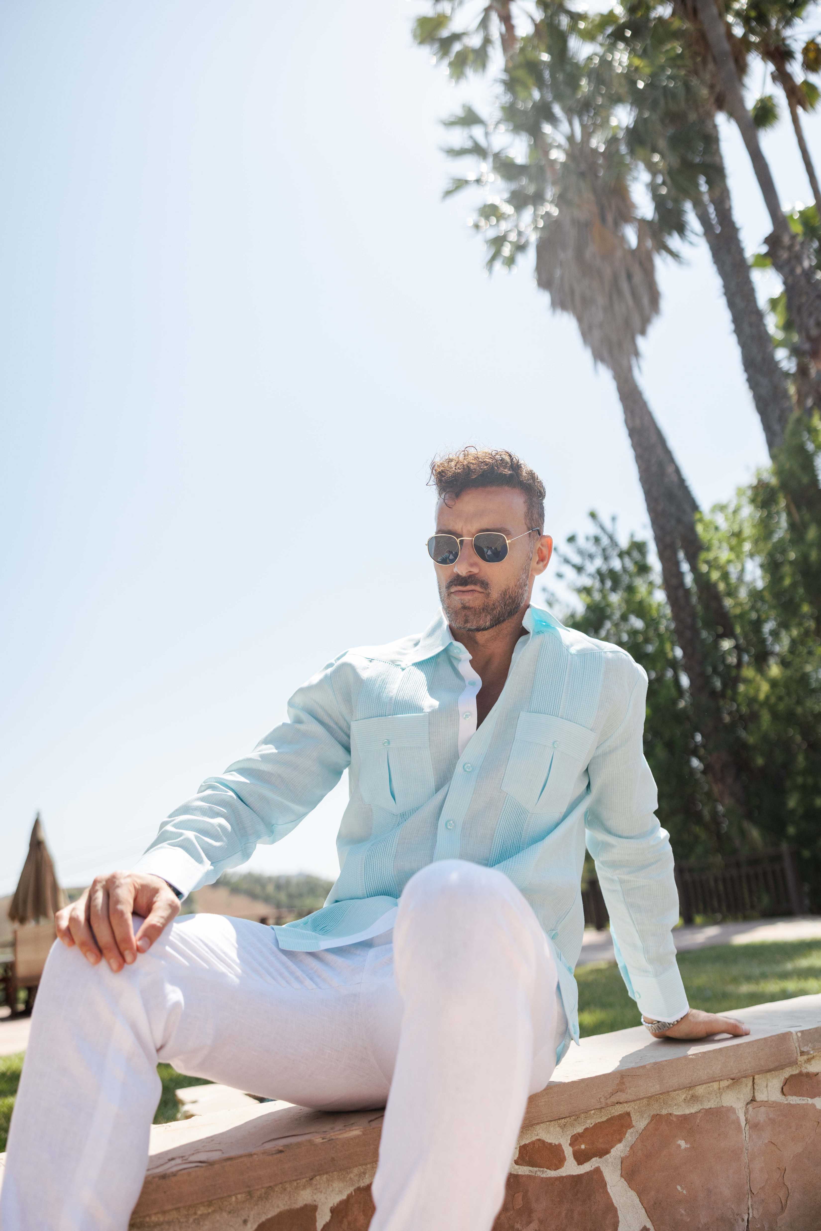 Guayabera de manga larga para hombre, 100 % lino, con paneles en contraste y pliegues tonales