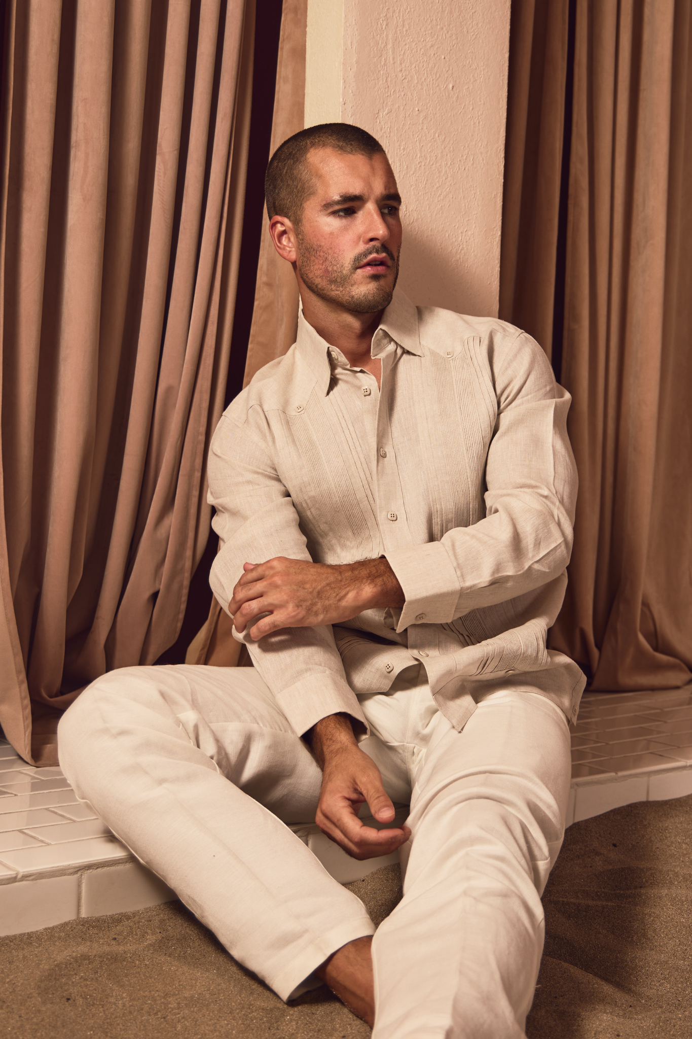 Camisa formal tipo guayabera de manga larga plisada con puños franceses para hombre, 100 % lino