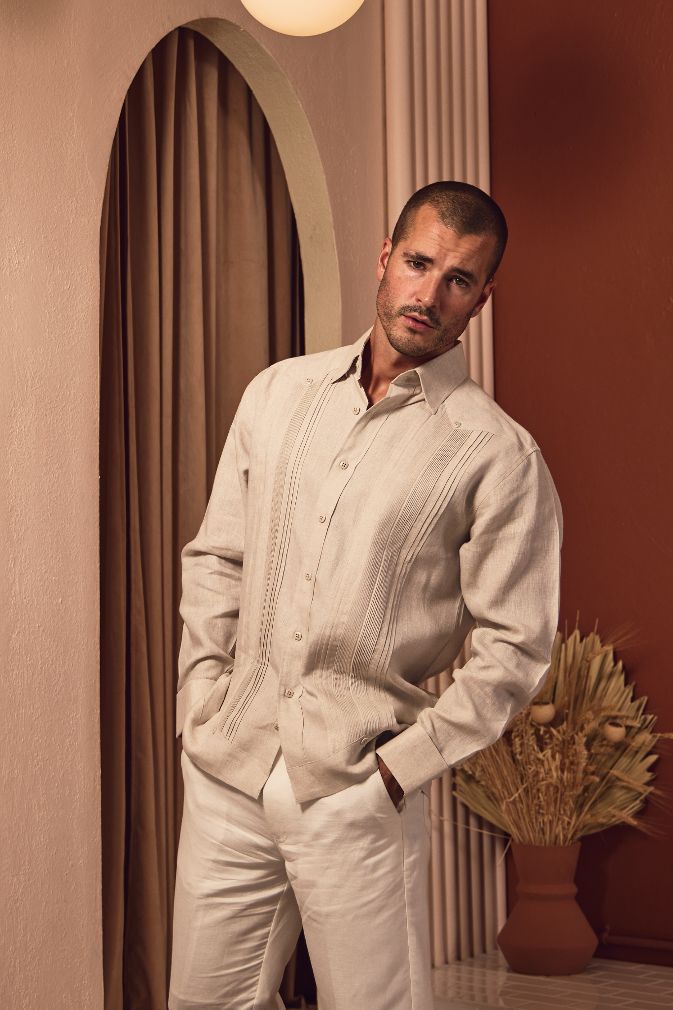 Camisa formal tipo guayabera de manga larga plisada con puños franceses para hombre, 100 % lino