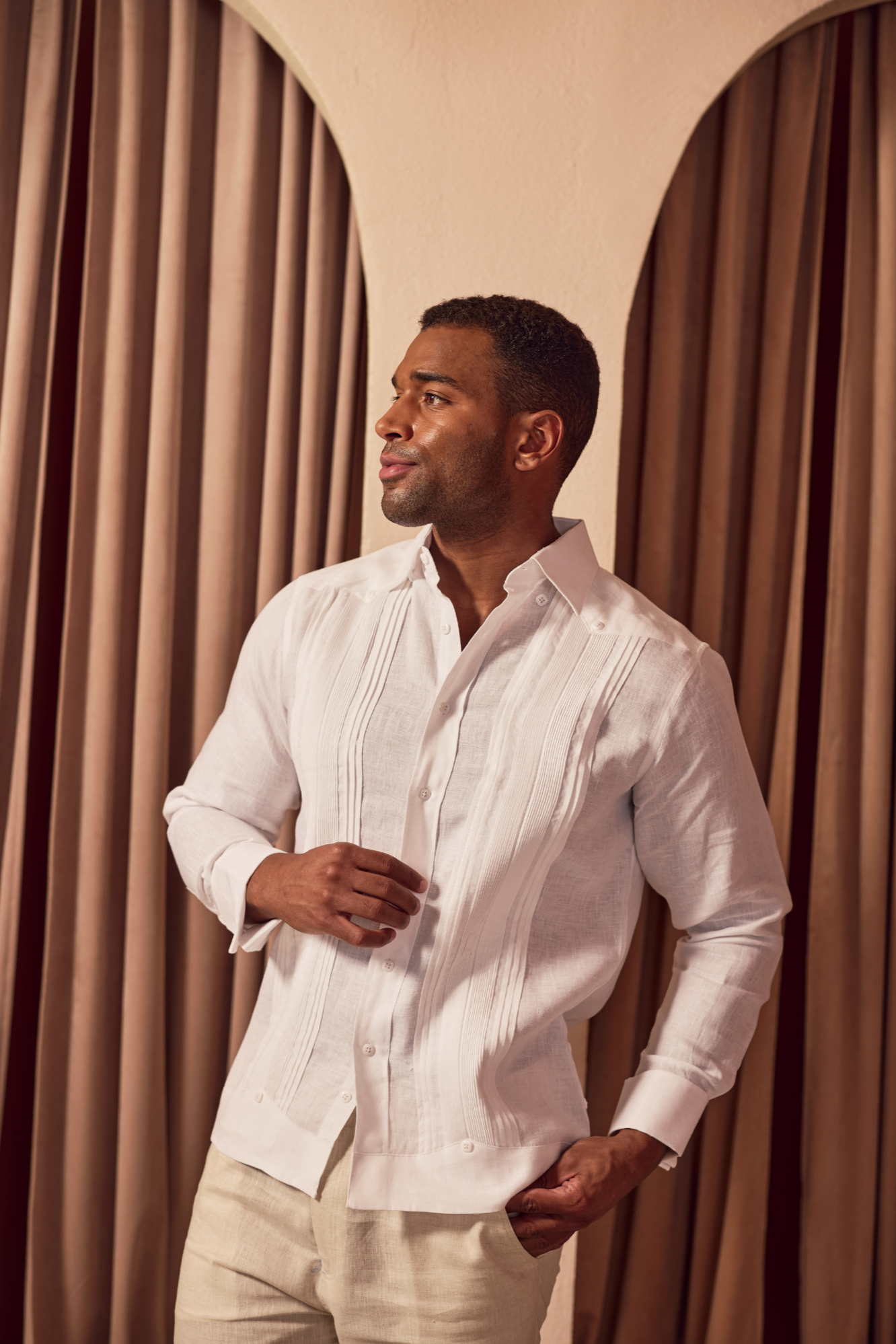 Camisa formal tipo guayabera de manga larga plisada con puños franceses para hombre, 100 % lino