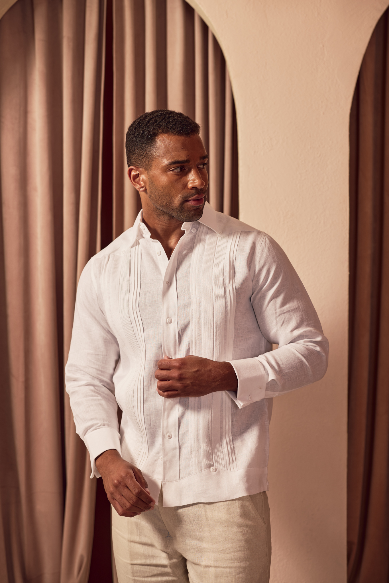 Camisa formal tipo guayabera de manga larga plisada con puños franceses para hombre, 100 % lino