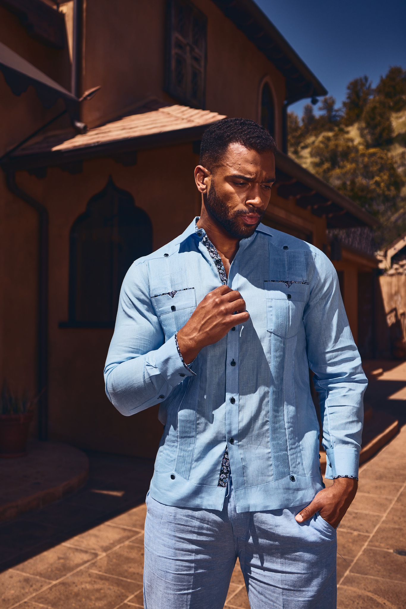 Guayabera 100% lino para hombre: camisa de manga larga con ribete y cuello en contraste de inspiración artesanal