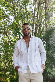 Camisa Guayabera de Lino 100% para Hombre, Manga Larga - Ribete Floral en Contraste y Bordado Azul