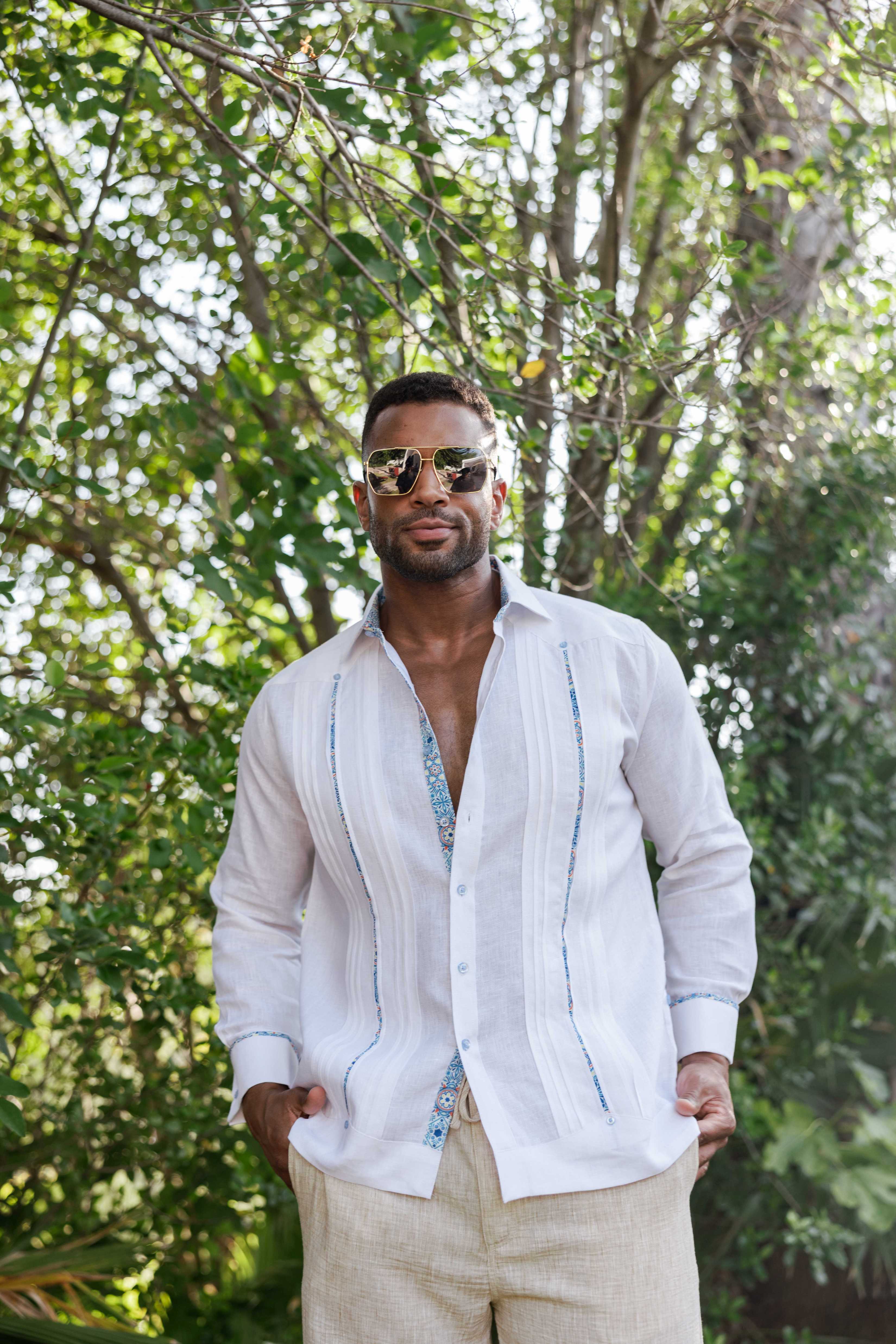 Camisa Guayabera de Lino 100% para Hombre, Manga Larga - Ribete Floral en Contraste y Bordado Azul