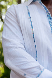 Camisa Guayabera de Lino 100% para Hombre, Manga Larga - Ribete Floral en Contraste y Bordado Azul