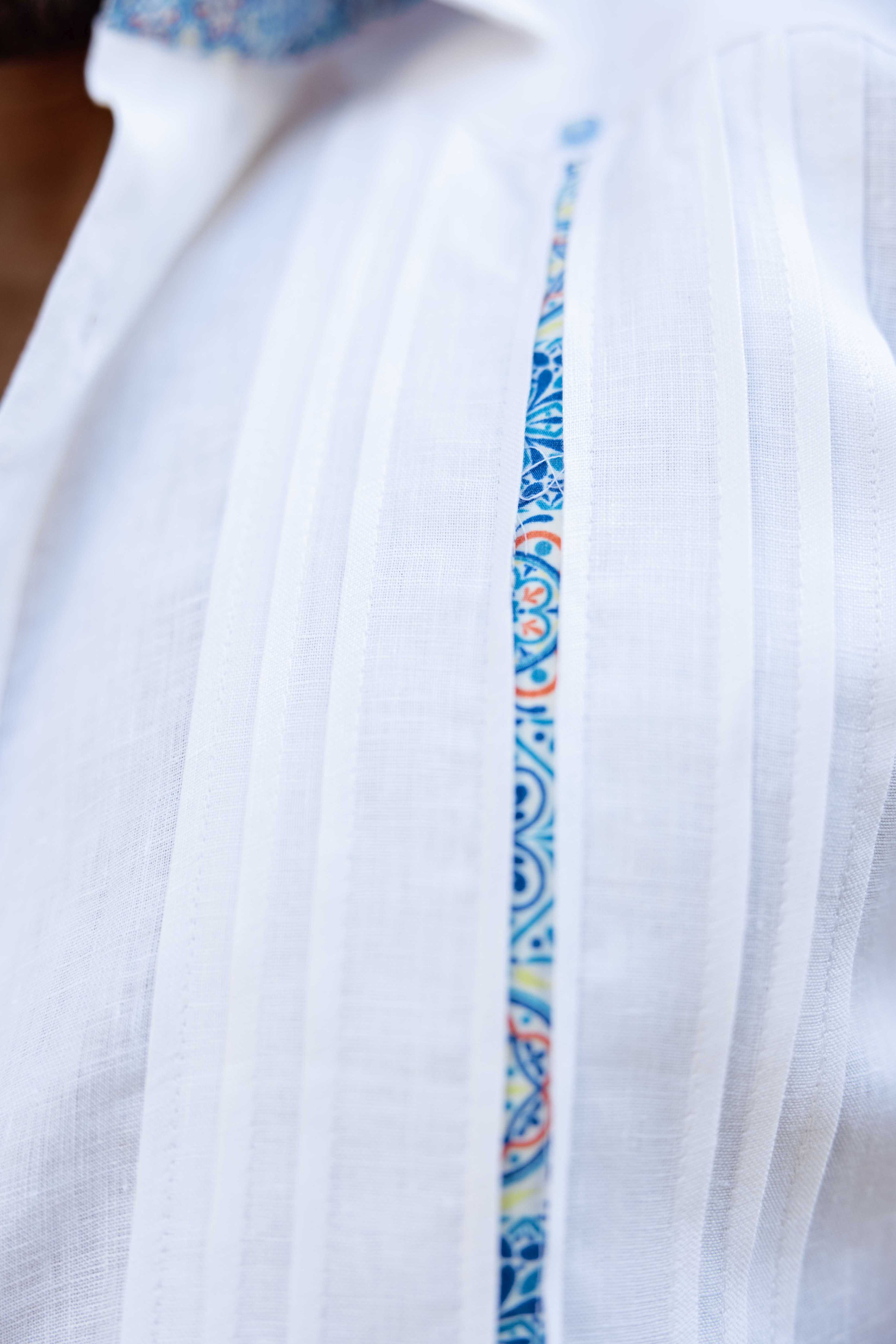 Camisa Guayabera de Lino 100% para Hombre, Manga Larga - Ribete Floral en Contraste y Bordado Azul