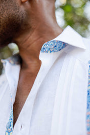 Camisa Guayabera de Lino 100% para Hombre, Manga Larga - Ribete Floral en Contraste y Bordado Azul