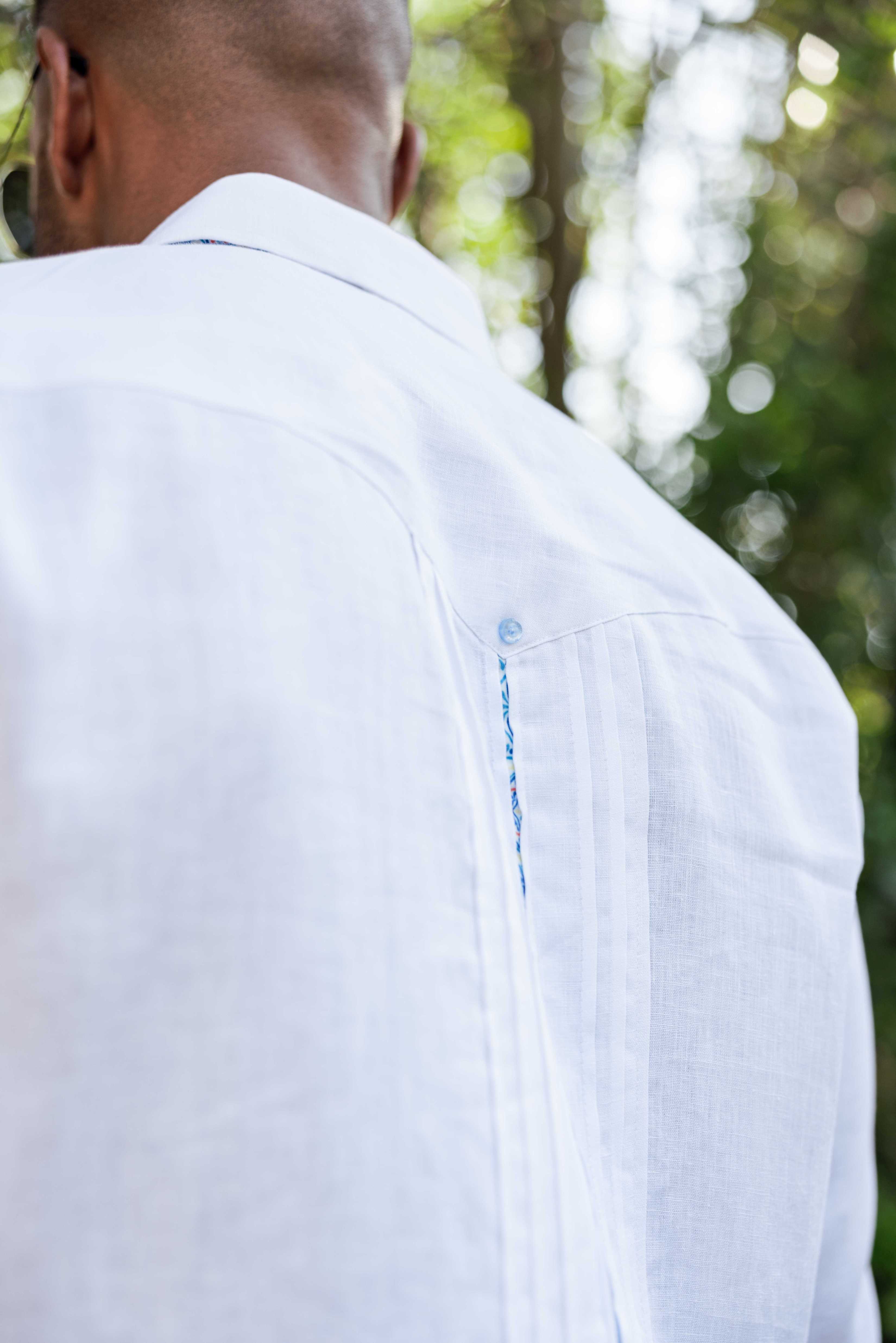 Camisa Guayabera de Lino 100% para Hombre, Manga Larga - Ribete Floral en Contraste y Bordado Azul