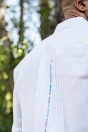 Camisa Guayabera de Lino 100% para Hombre, Manga Larga - Ribete Floral en Contraste y Bordado Azul
