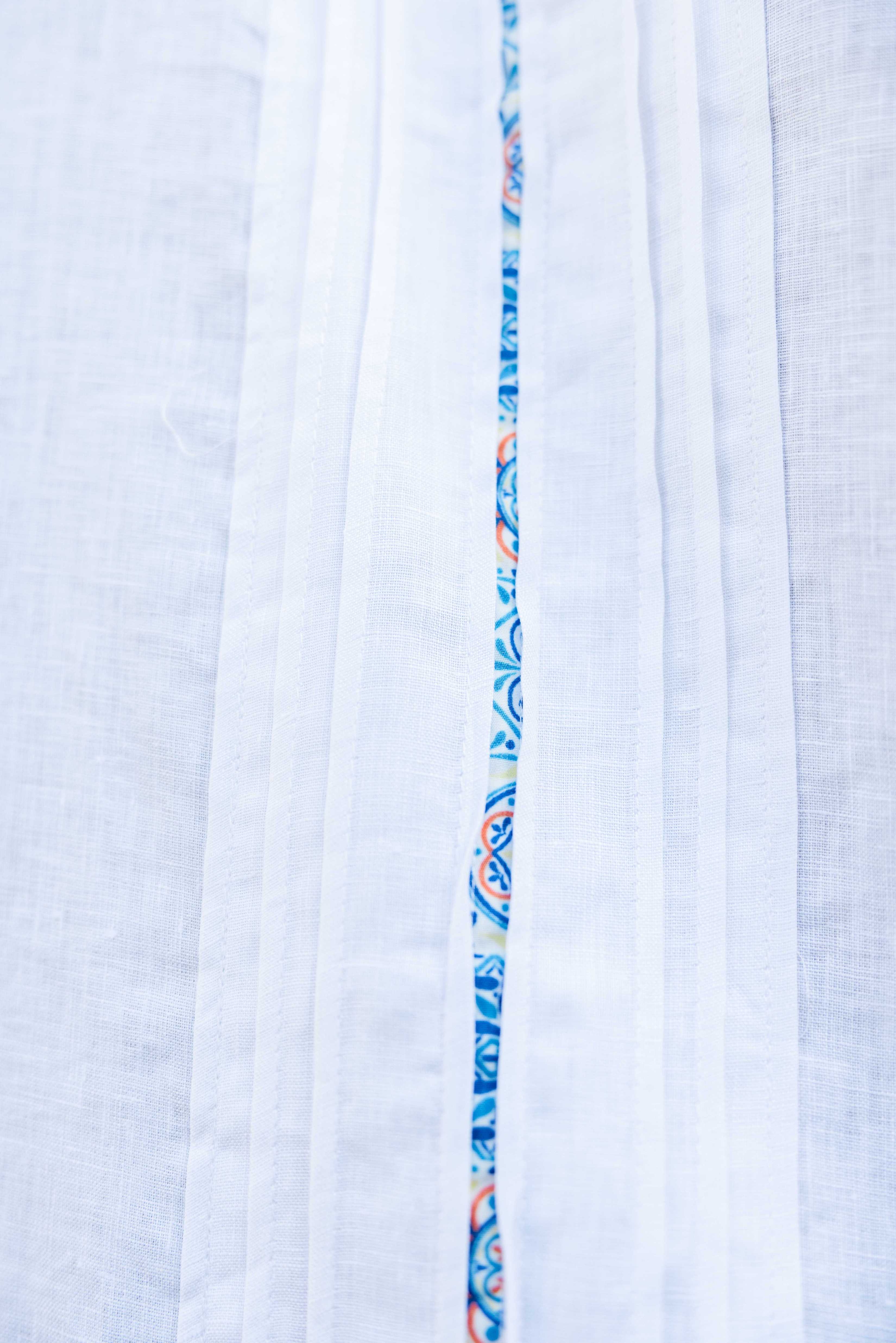 Camisa Guayabera de Lino 100% para Hombre, Manga Larga - Ribete Floral en Contraste y Bordado Azul