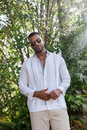 Camisa Guayabera de Lino 100% para Hombre, Manga Larga - Ribete Floral en Contraste y Bordado Azul