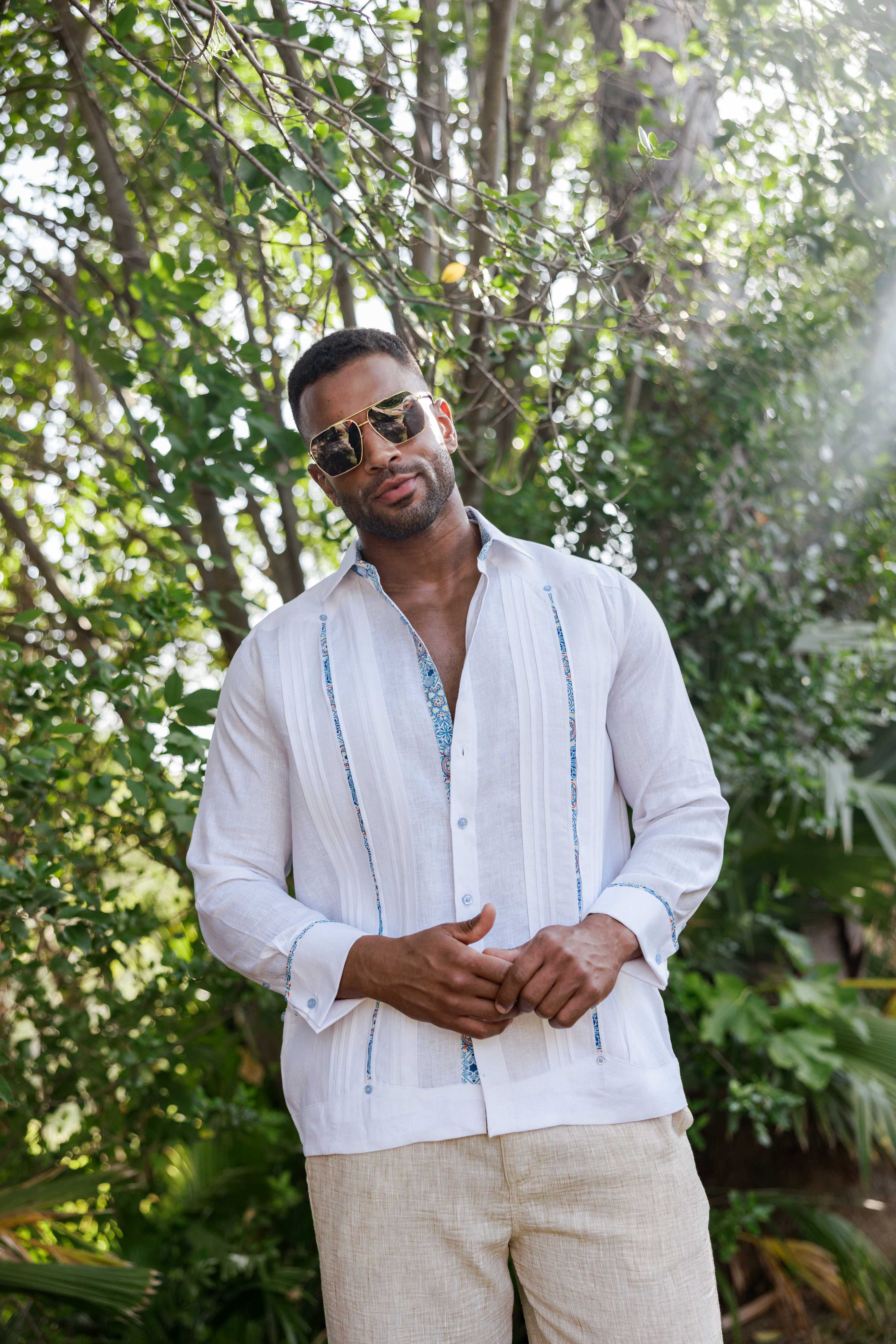 Camisa Guayabera de Lino 100% para Hombre, Manga Larga - Ribete Floral en Contraste y Bordado Azul