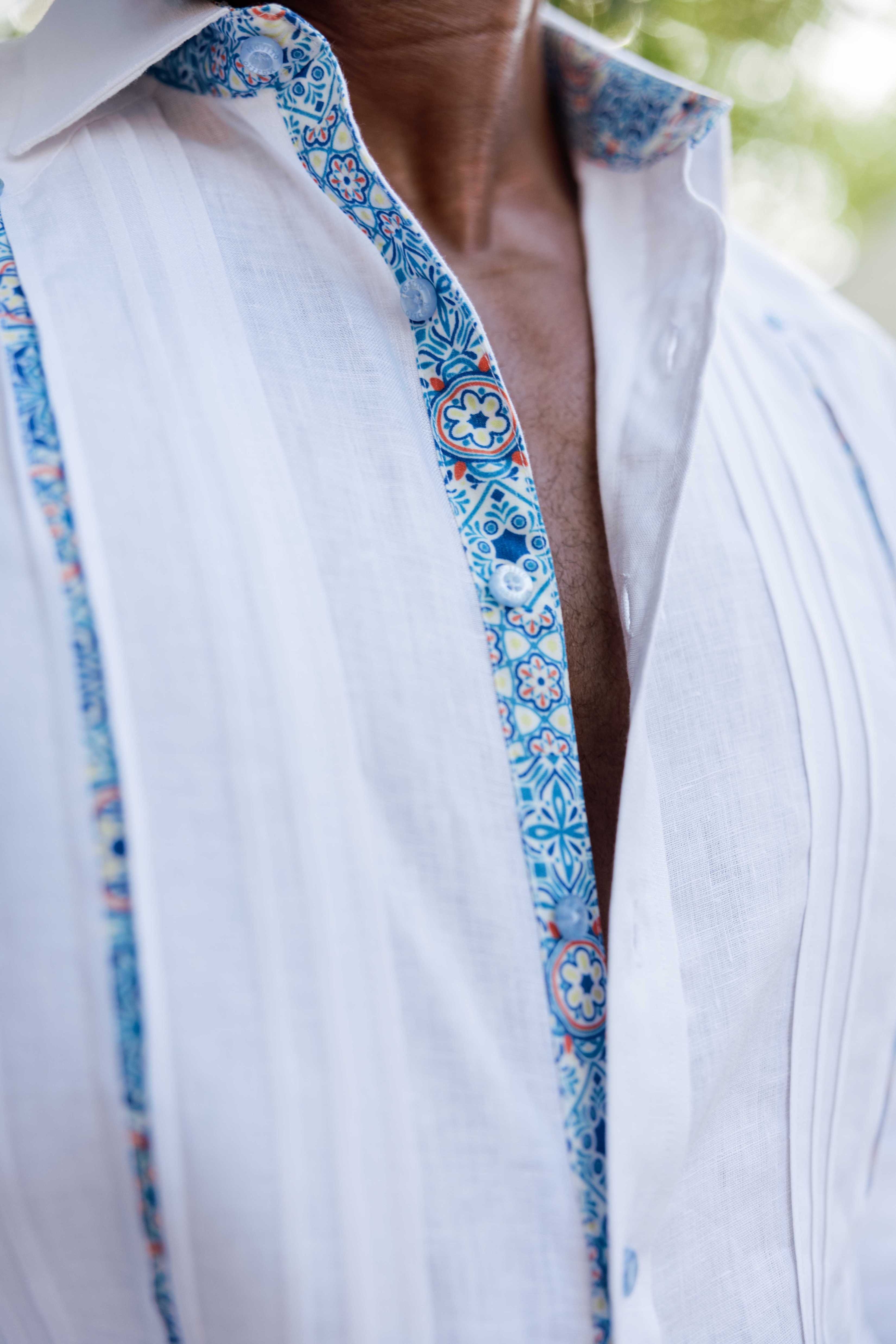 Camisa Guayabera de Lino 100% para Hombre, Manga Larga - Ribete Floral en Contraste y Bordado Azul