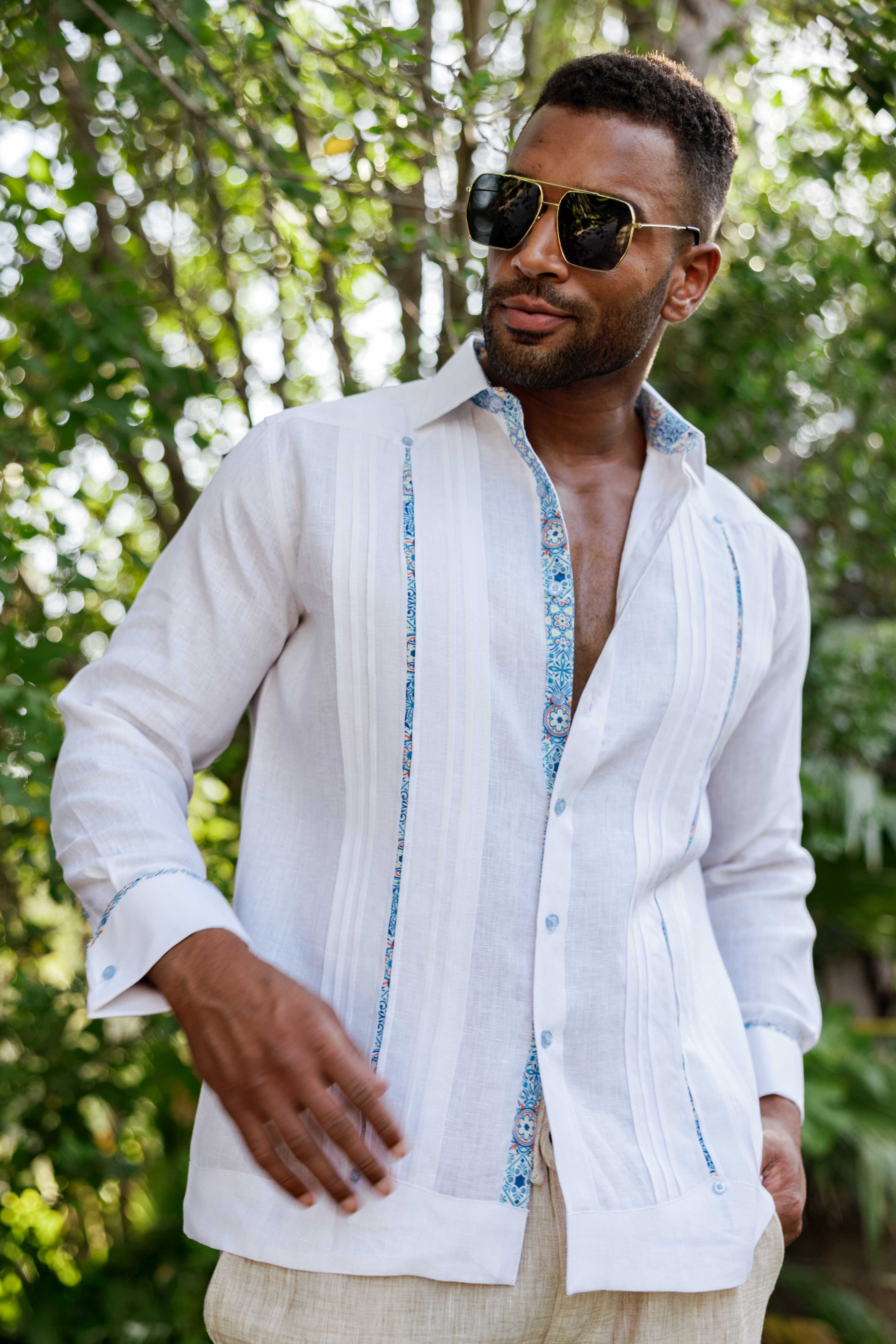 Camisa Guayabera de Lino 100% para Hombre, Manga Larga - Ribete Floral en Contraste y Bordado Azul