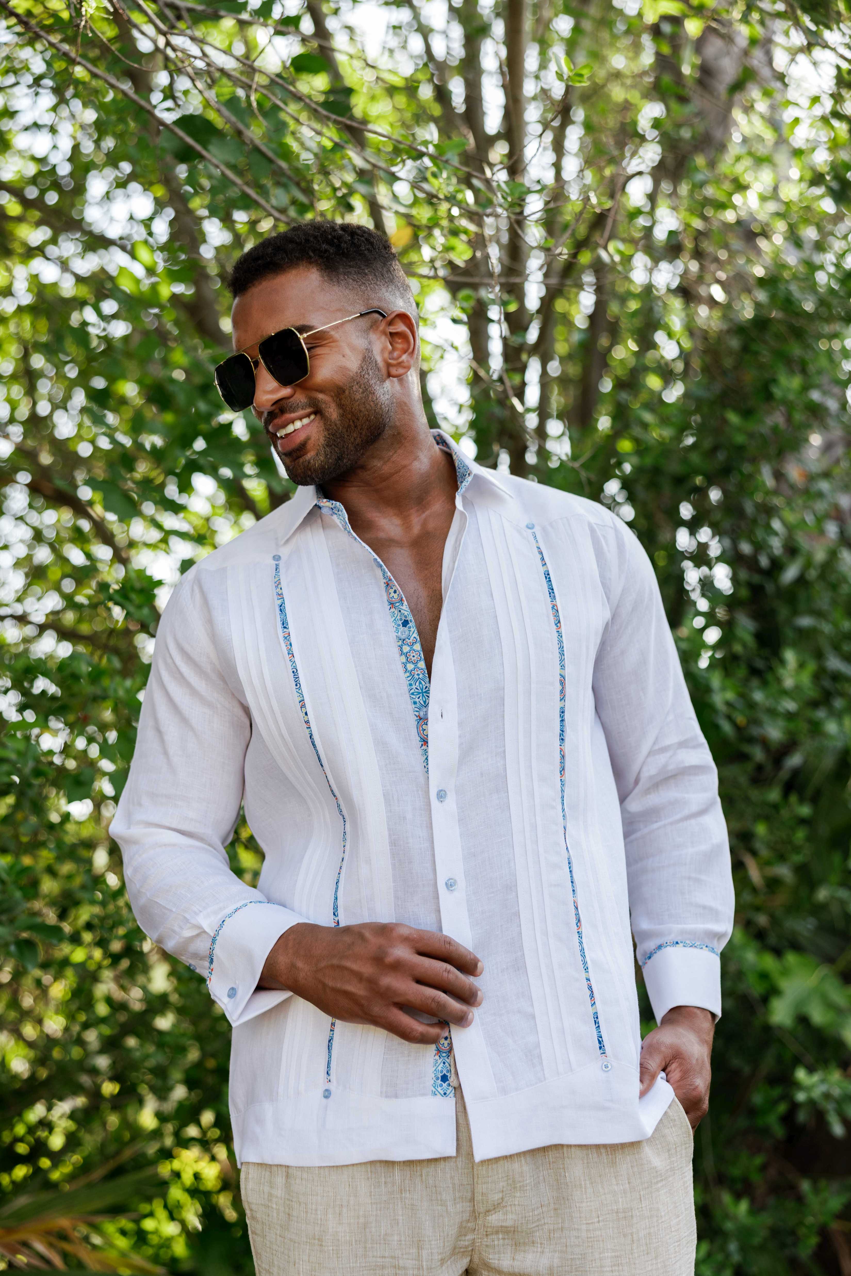Camisa Guayabera de Lino 100% para Hombre, Manga Larga - Ribete Floral en Contraste y Bordado Azul