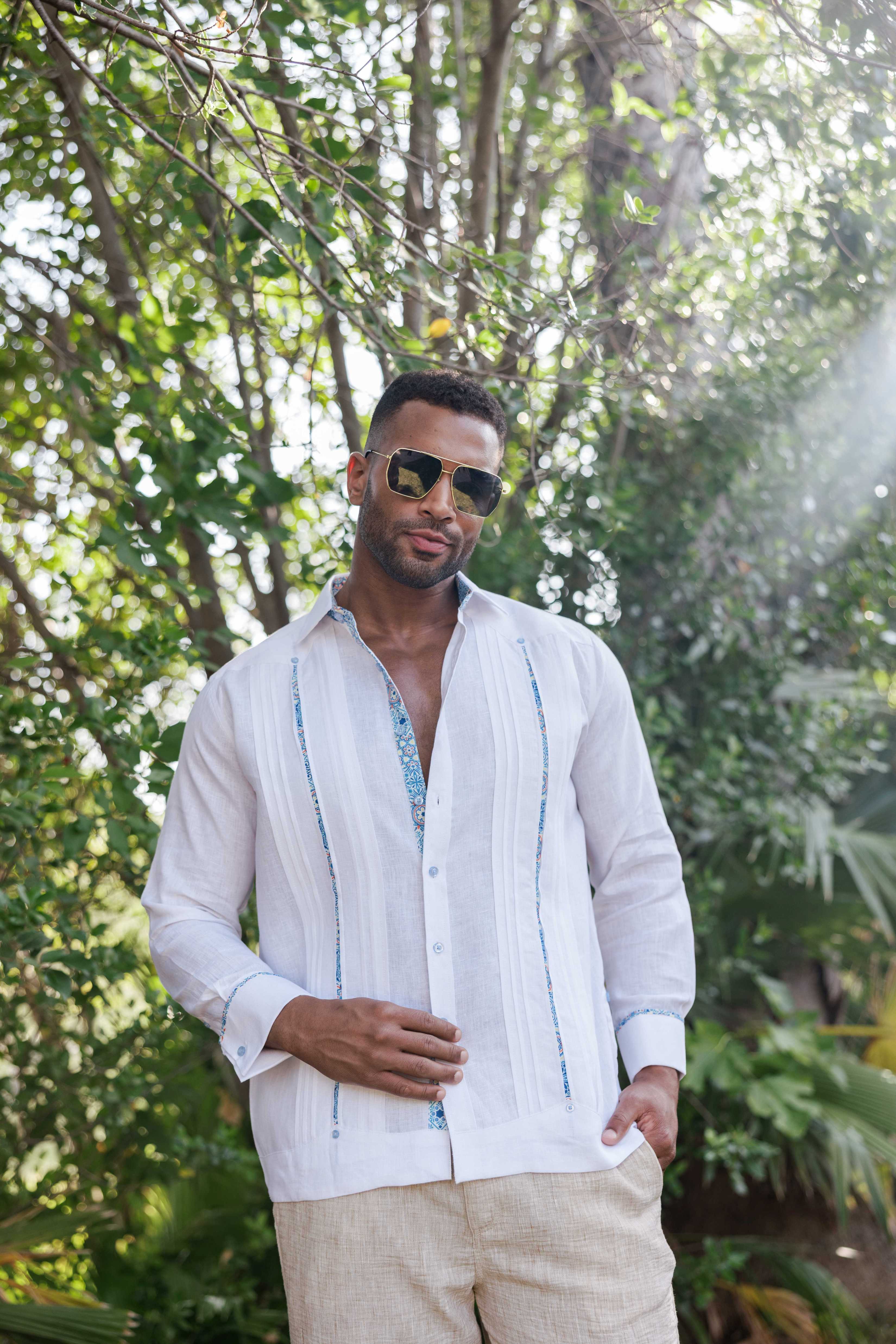 Camisa Guayabera de Lino 100% para Hombre, Manga Larga - Ribete Floral en Contraste y Bordado Azul