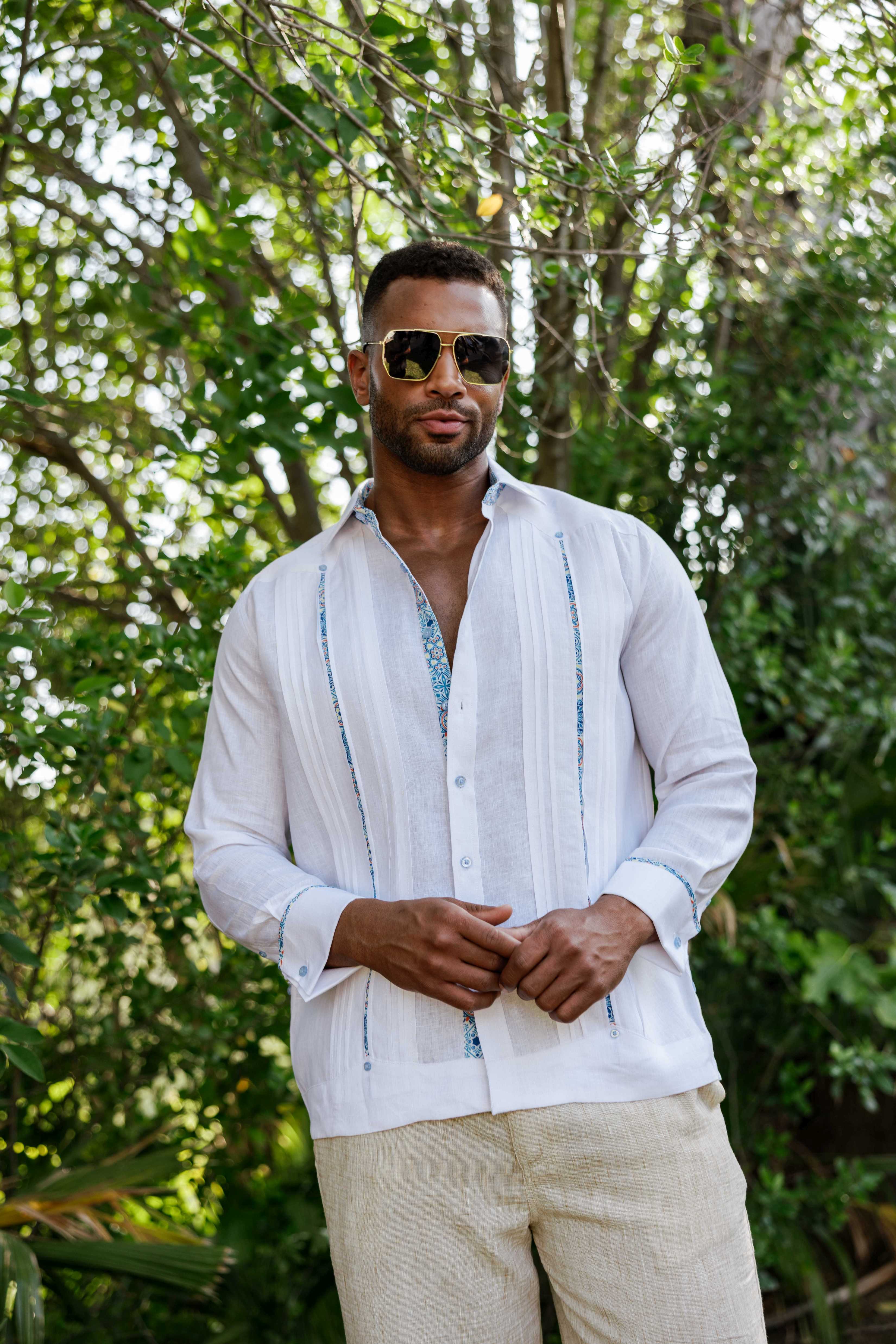 Camisa Guayabera de Lino 100% para Hombre, Manga Larga - Ribete Floral en Contraste y Bordado Azul