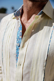 Camisa Guayabera de Lino 100% para Hombre, Manga Larga - Ribete Floral en Contraste y Bordado Azul