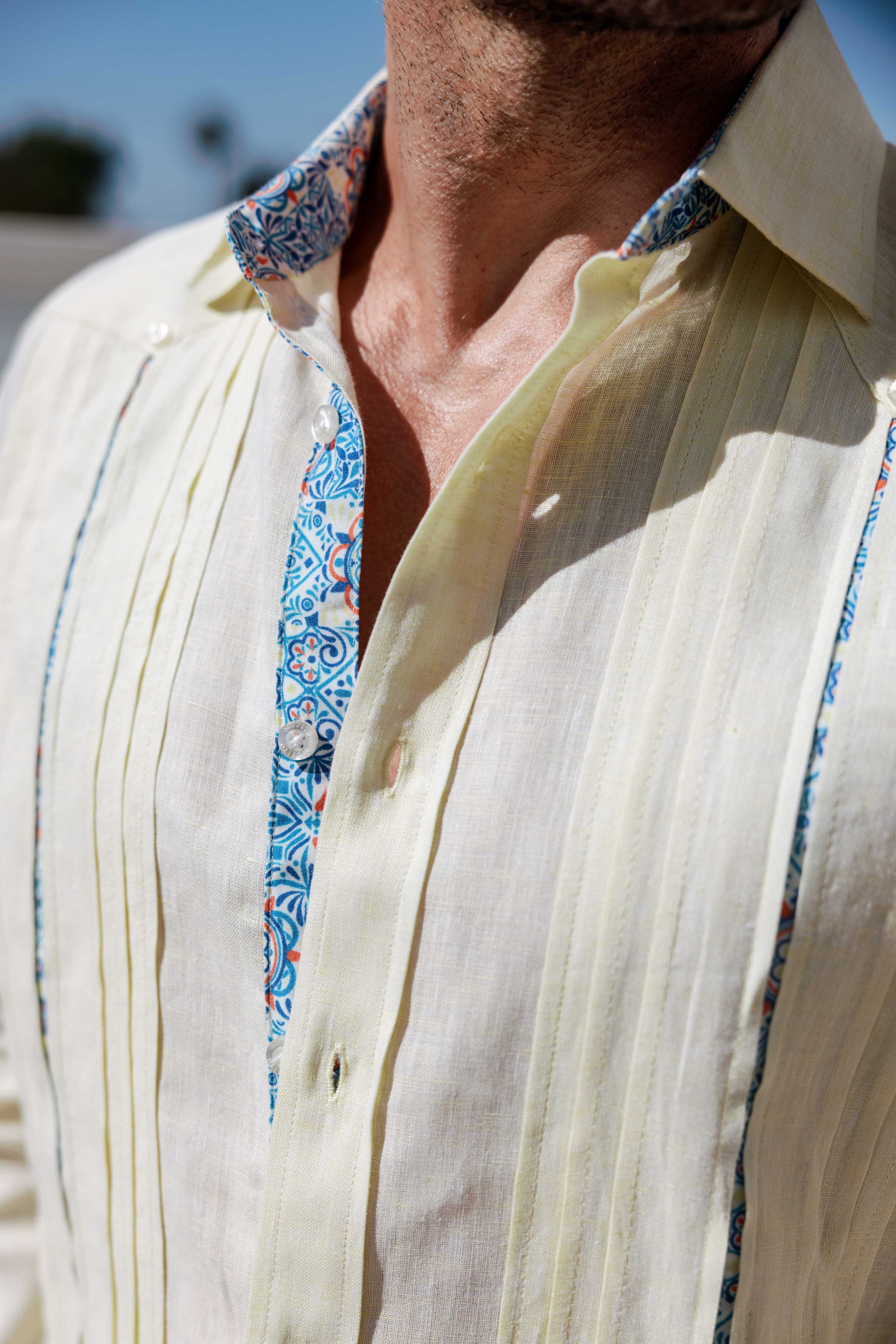Camisa Guayabera de Lino 100% para Hombre, Manga Larga - Ribete Floral en Contraste y Bordado Azul