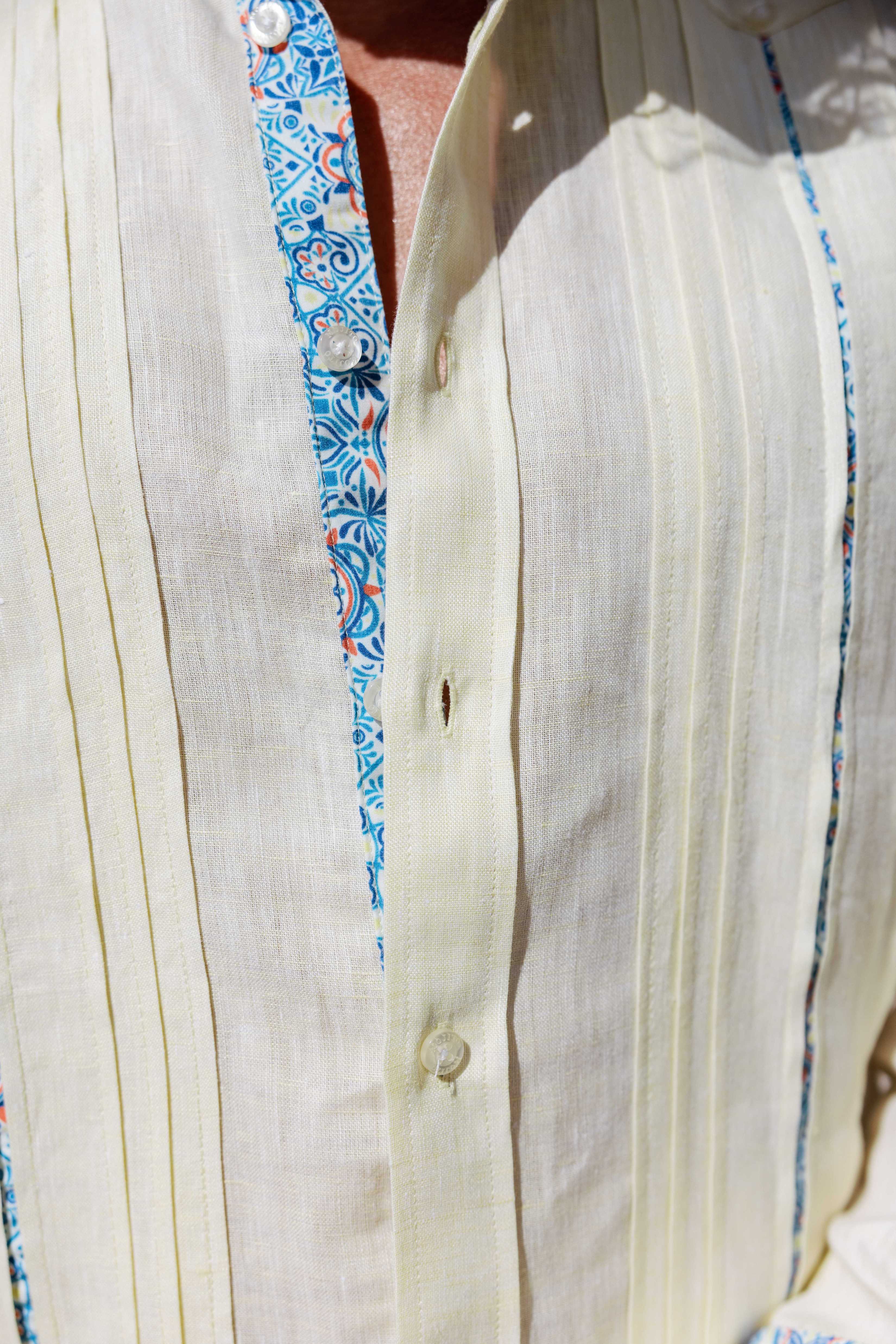 Camisa Guayabera de Lino 100% para Hombre, Manga Larga - Ribete Floral en Contraste y Bordado Azul