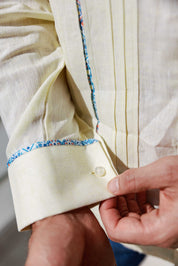 Camisa Guayabera de Lino 100% para Hombre, Manga Larga - Ribete Floral en Contraste y Bordado Azul