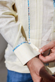 Camisa Guayabera de Lino 100% para Hombre, Manga Larga - Ribete Floral en Contraste y Bordado Azul