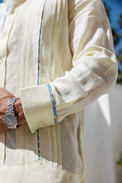 Camisa Guayabera de Lino 100% para Hombre, Manga Larga - Ribete Floral en Contraste y Bordado Azul