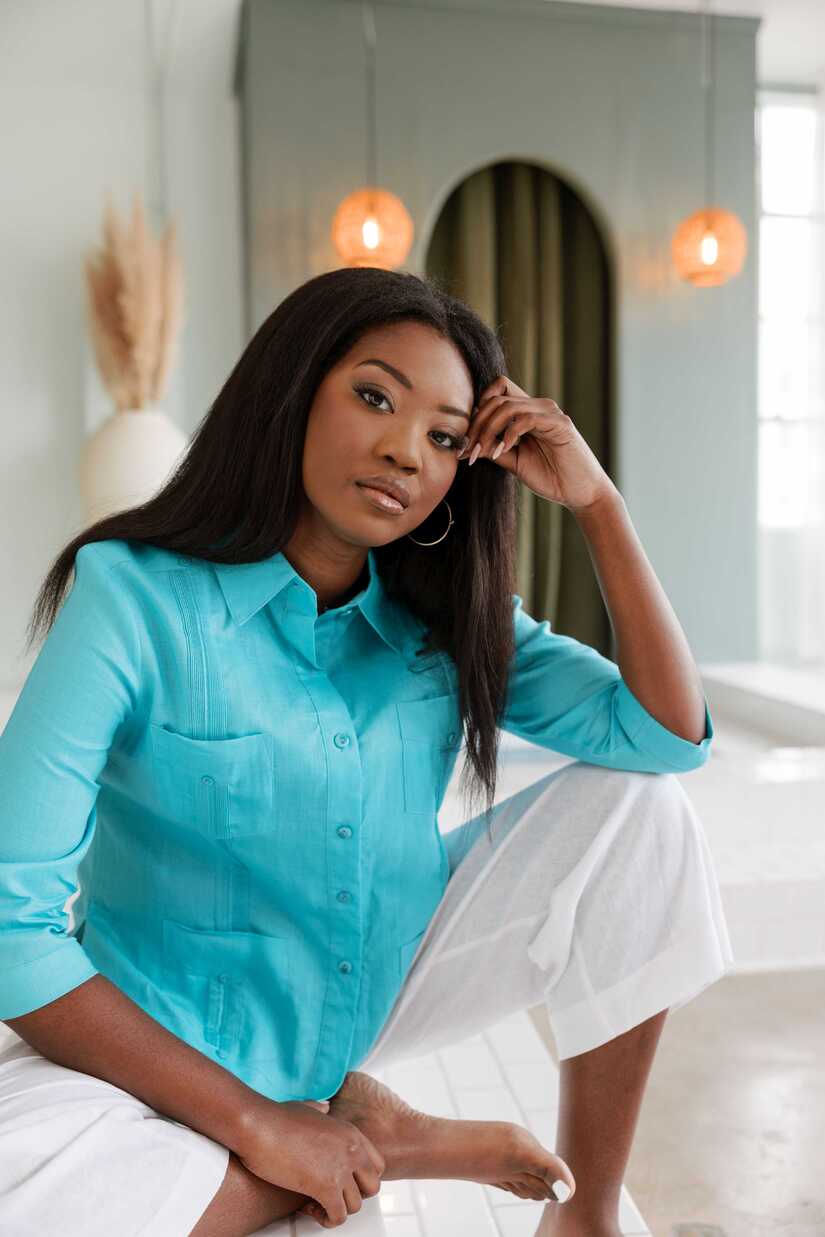 Guayabera de lino premium para mujer: estilo tradicional de