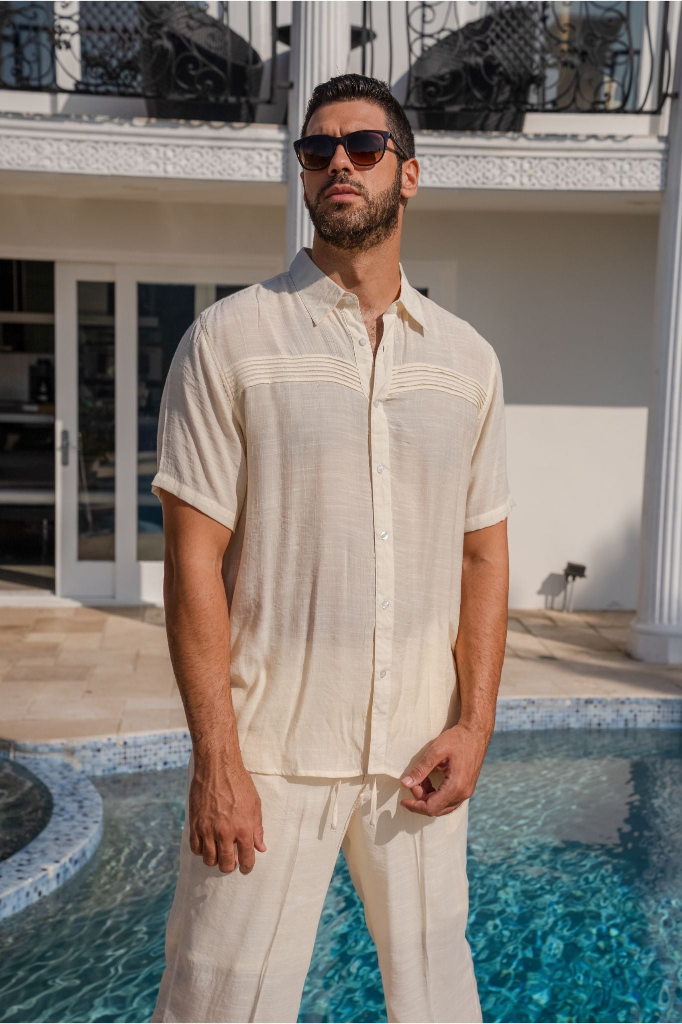 Camisa playera de manga corta con botones y ribete plisado para hombre