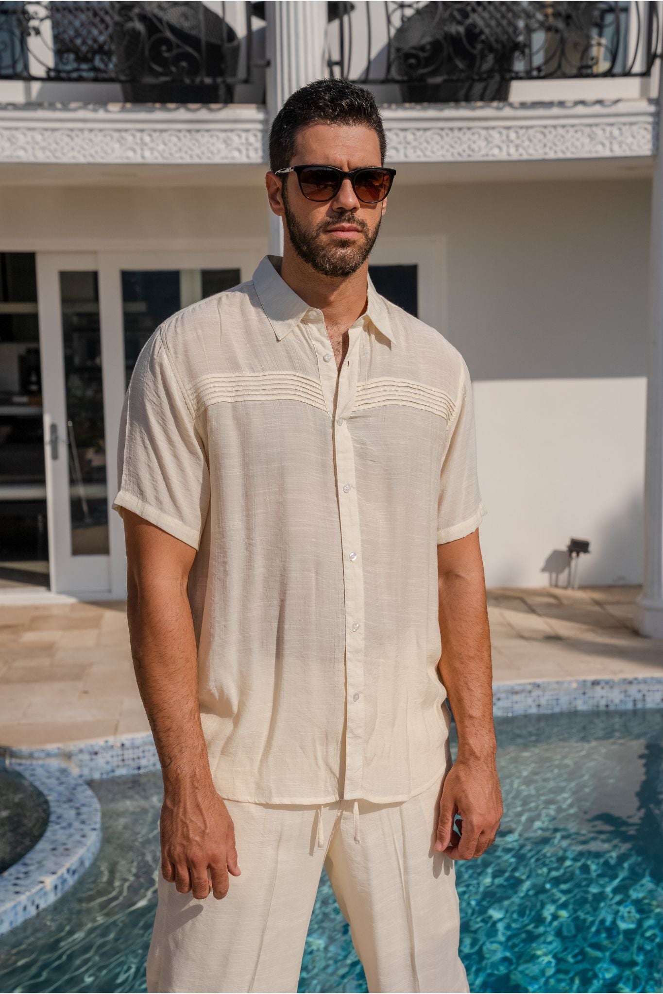 Camisa playera de manga corta con botones y ribete plisado para hombre