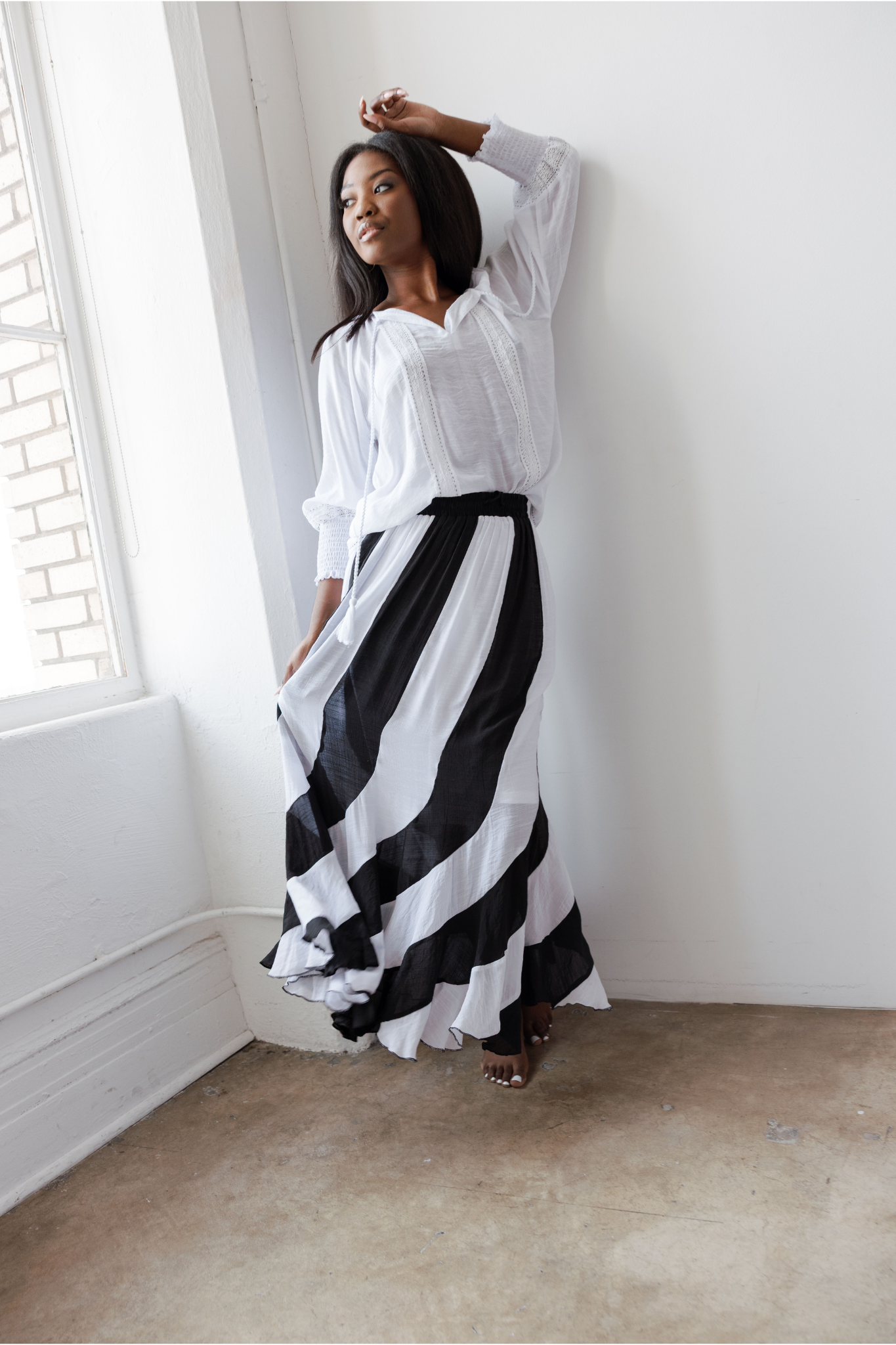 Falda larga bohemia de rayas blancas y negras con cordón ajustable en la cintura para mujer