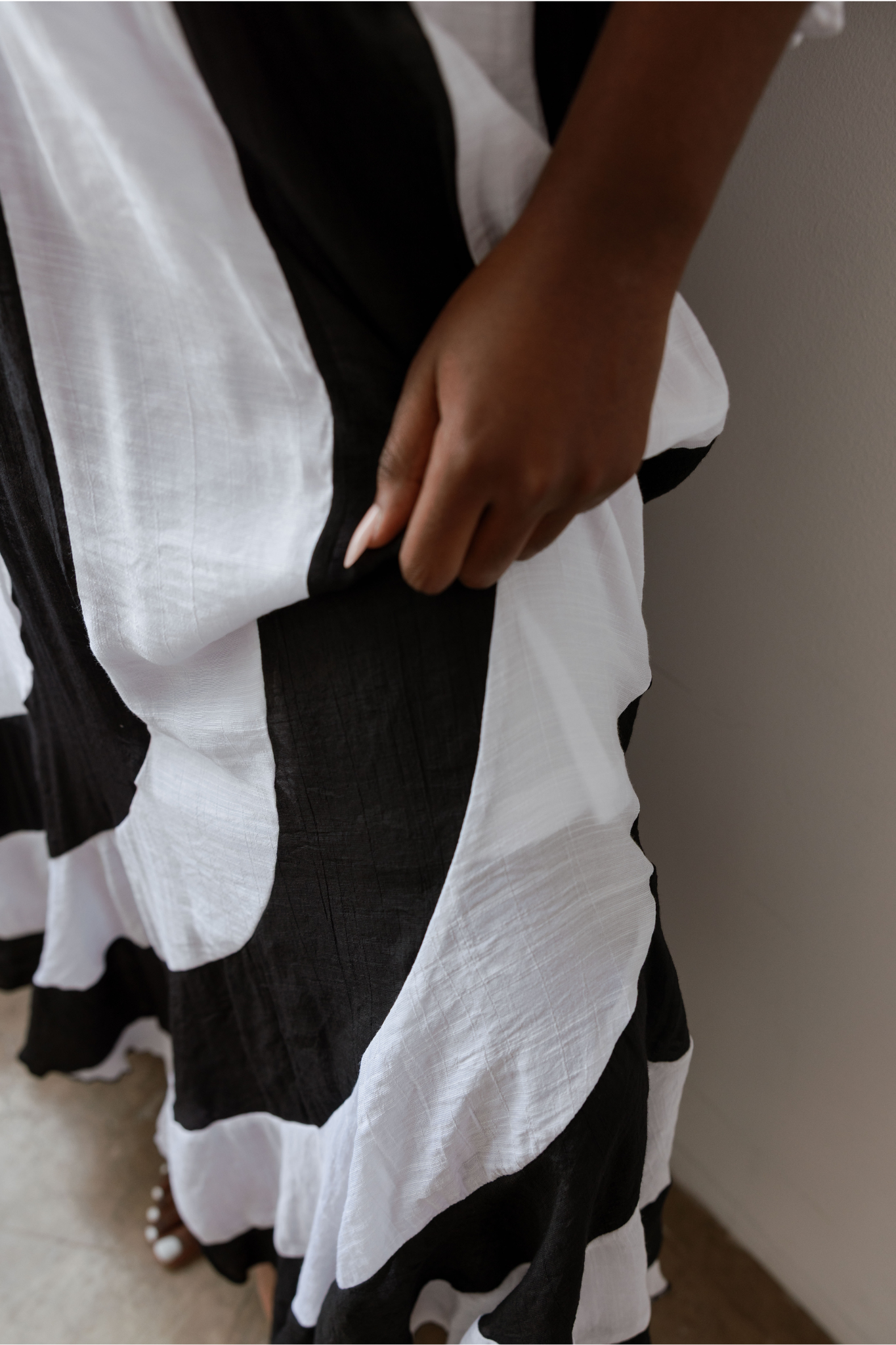 Falda larga bohemia de rayas blancas y negras con cordón ajustable en la cintura para mujer