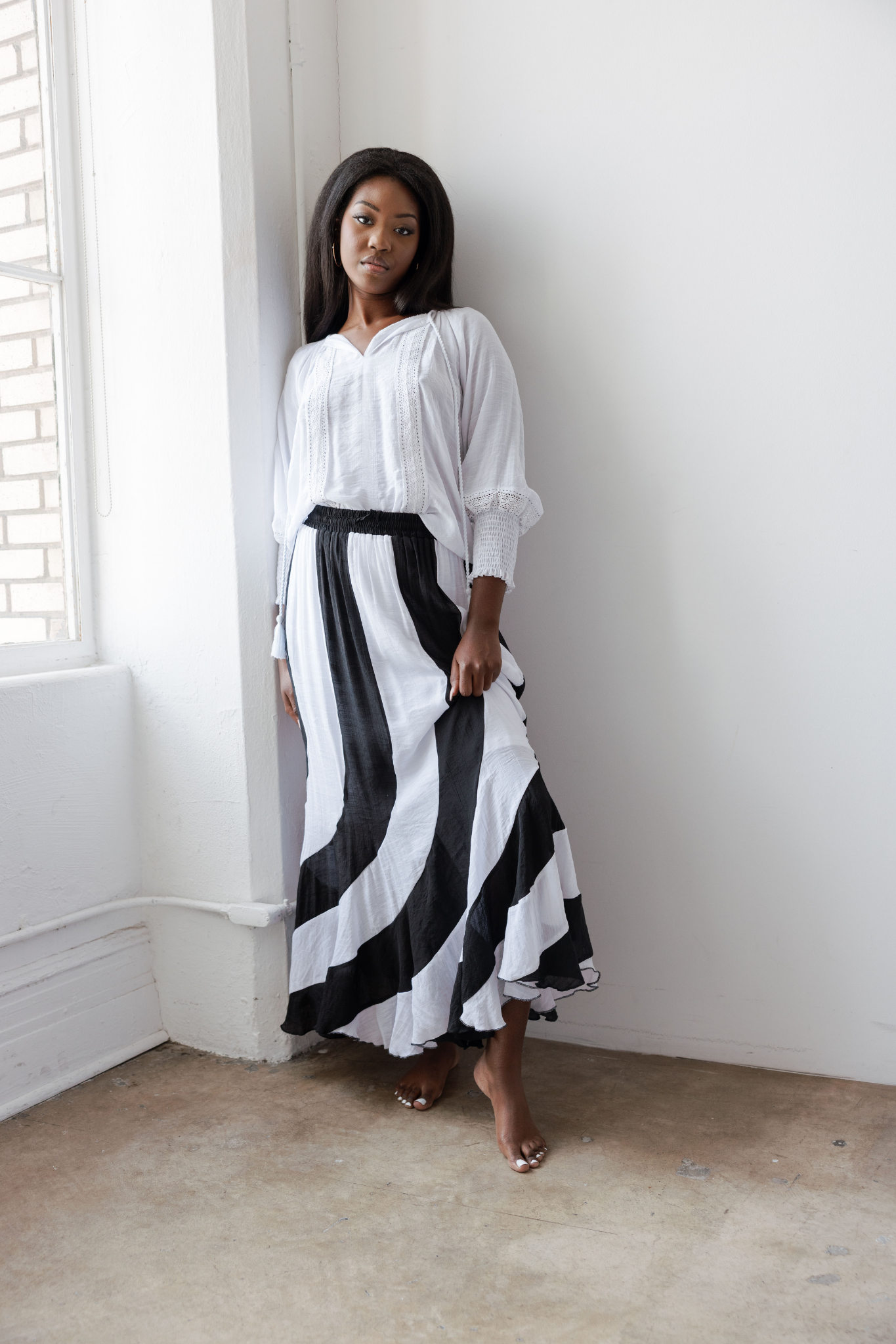 Falda larga bohemia de rayas blancas y negras con cordón ajustable en la cintura para mujer