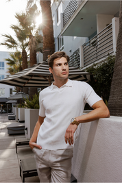 Polo informal con estampado de rayas texturizadas y elegante