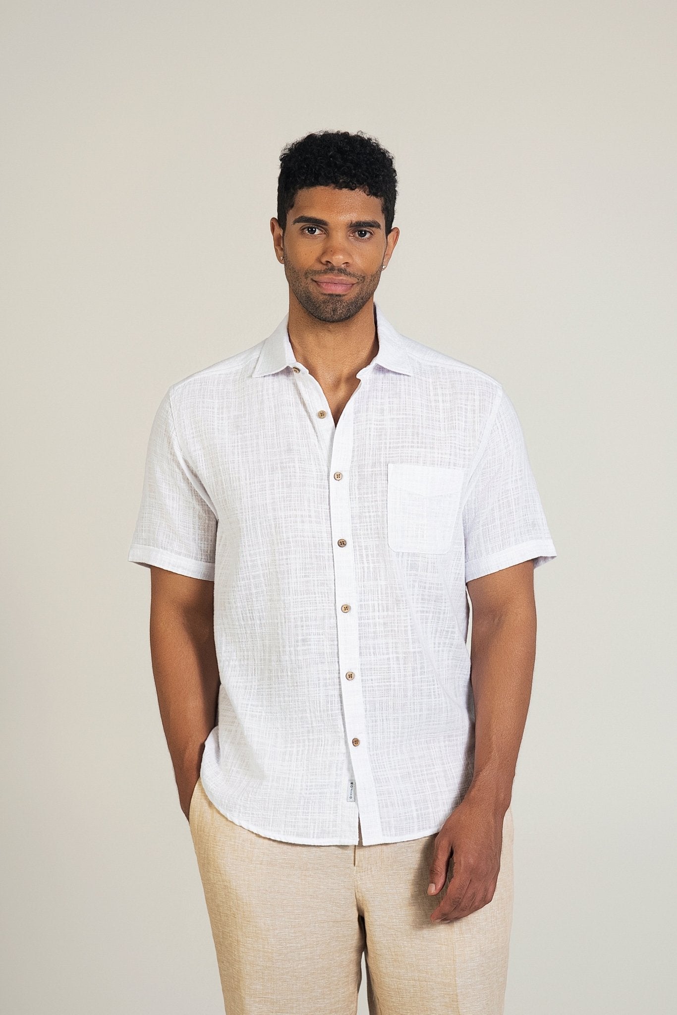 Camisa de manga corta de mezcla de lino con diseño cruzado para hombre