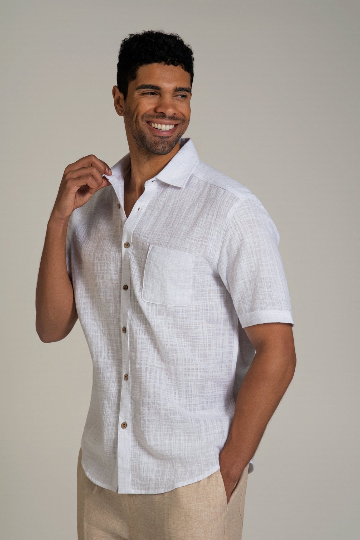 Camisa de manga corta de mezcla de lino con diseño cruzado para hombre