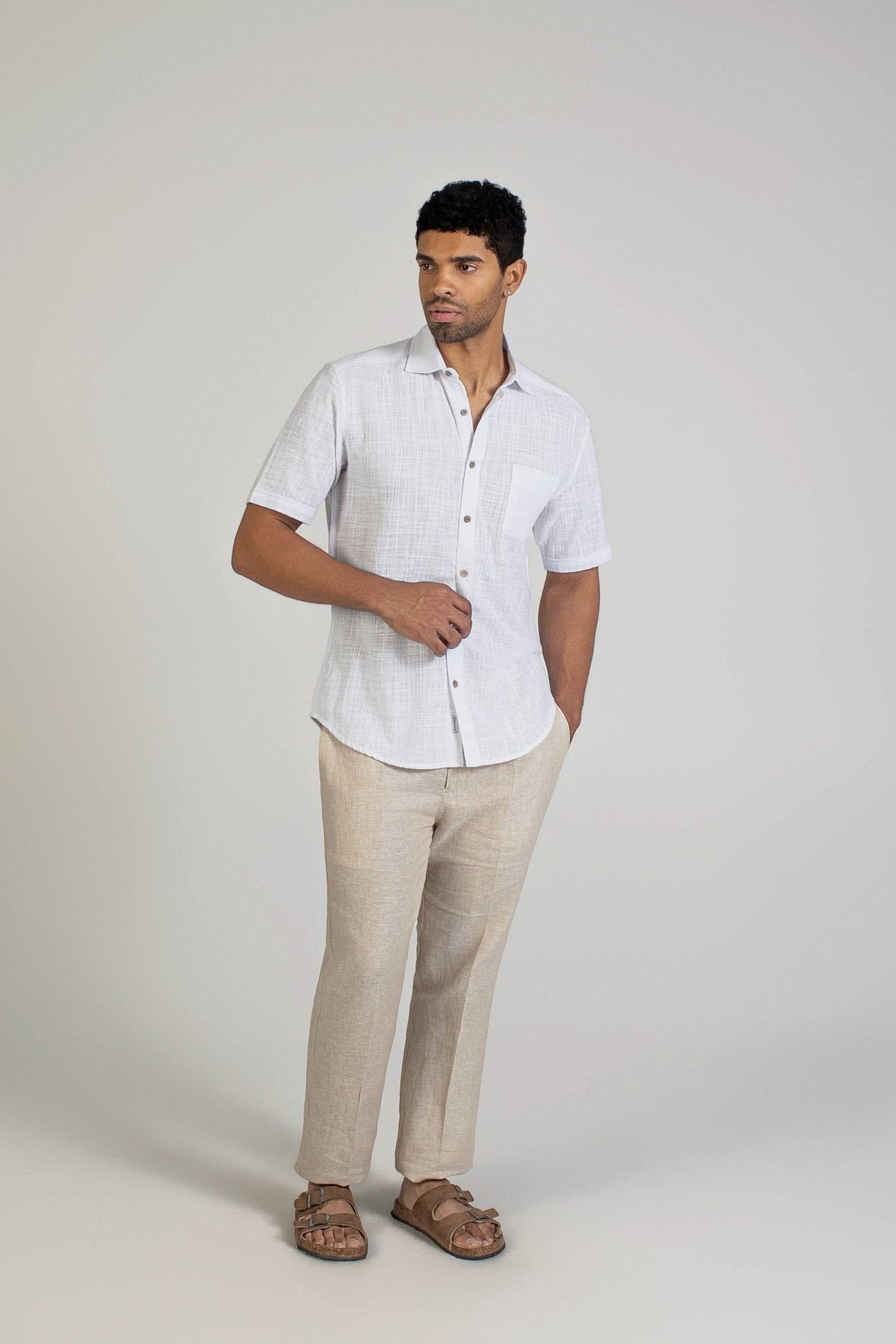 Camisa de manga corta de mezcla de lino con diseño cruzado para hombre