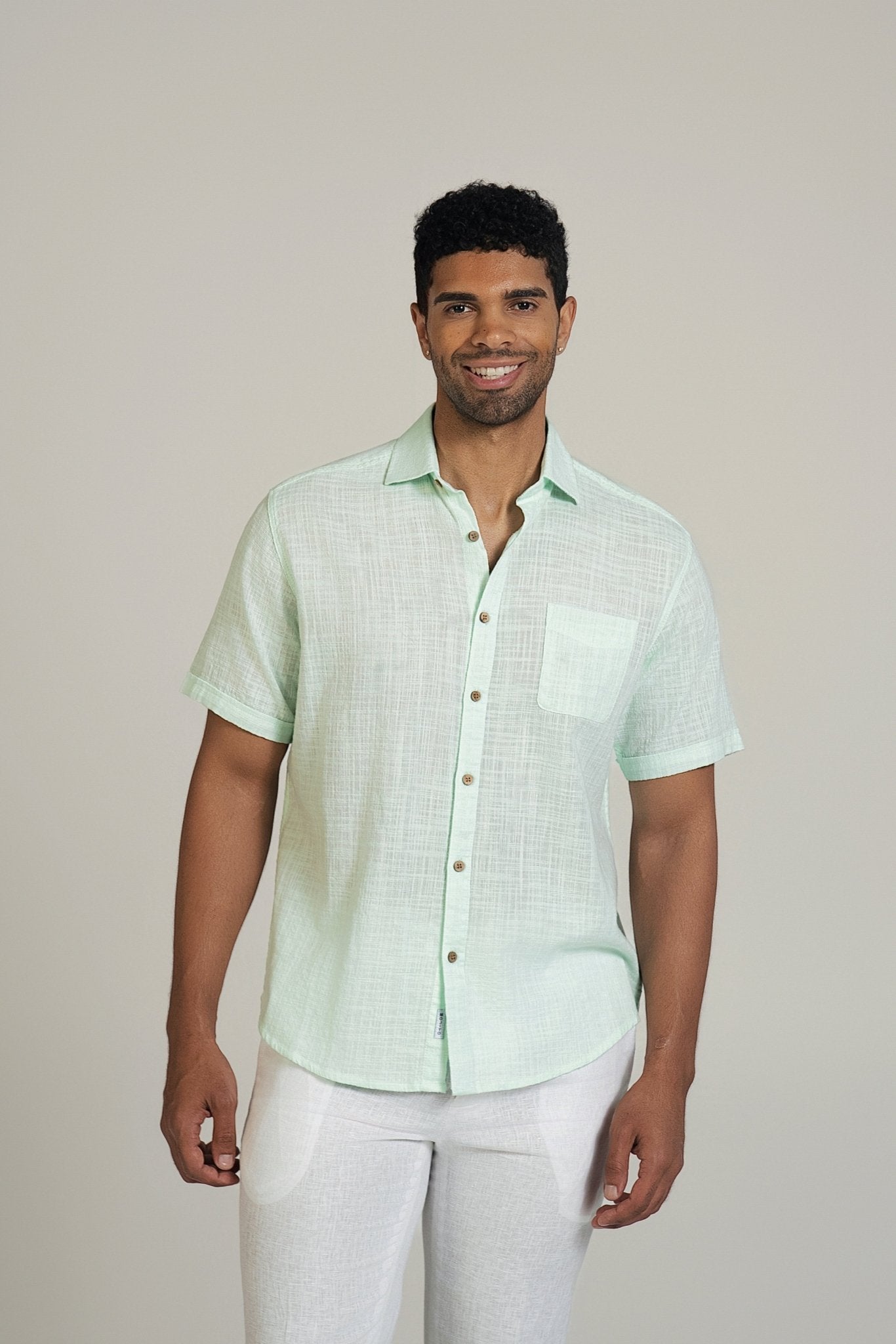Camisa de manga corta de mezcla de lino con diseño cruzado para hombre