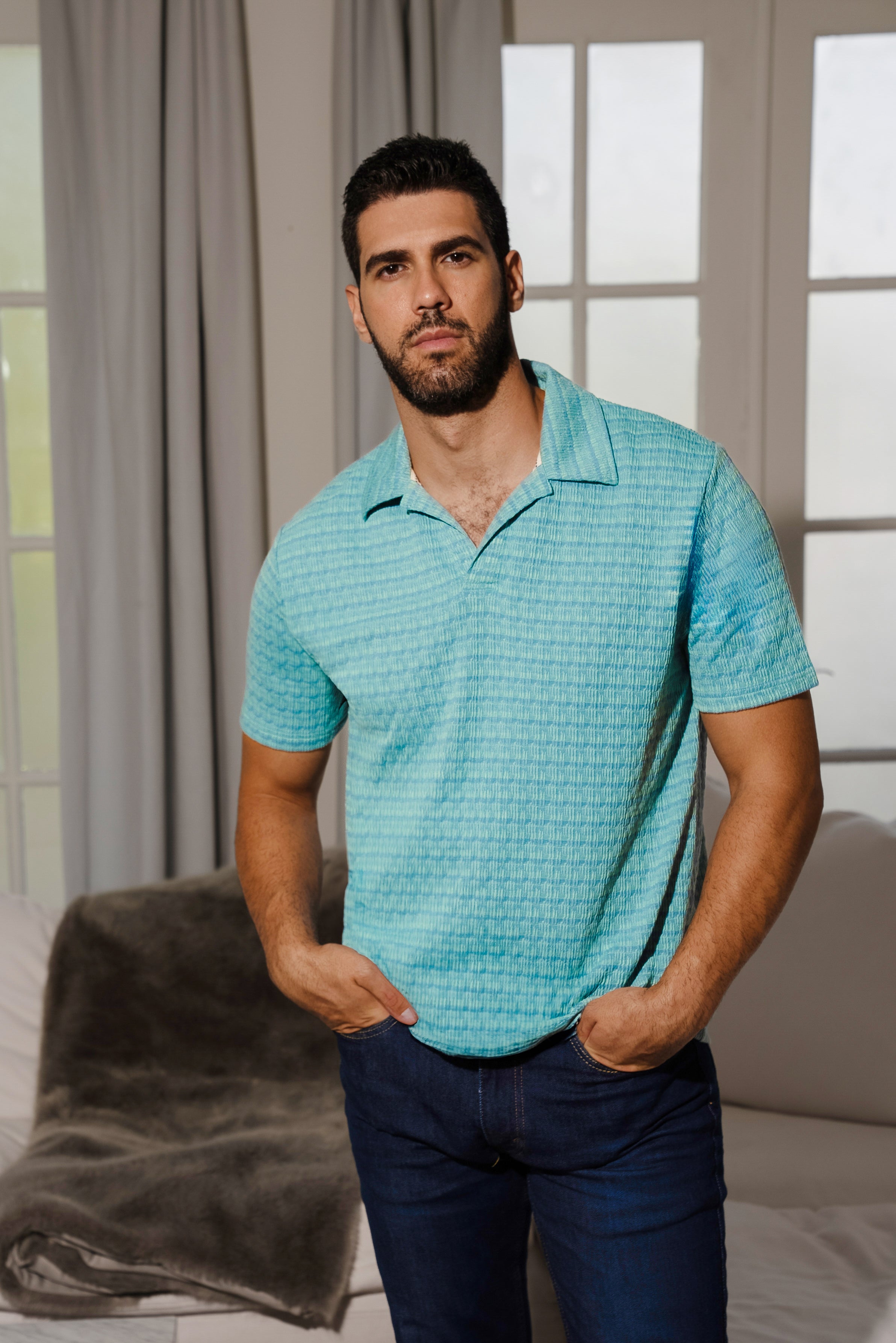Polo informal con estampado de rayas texturizadas y elegante