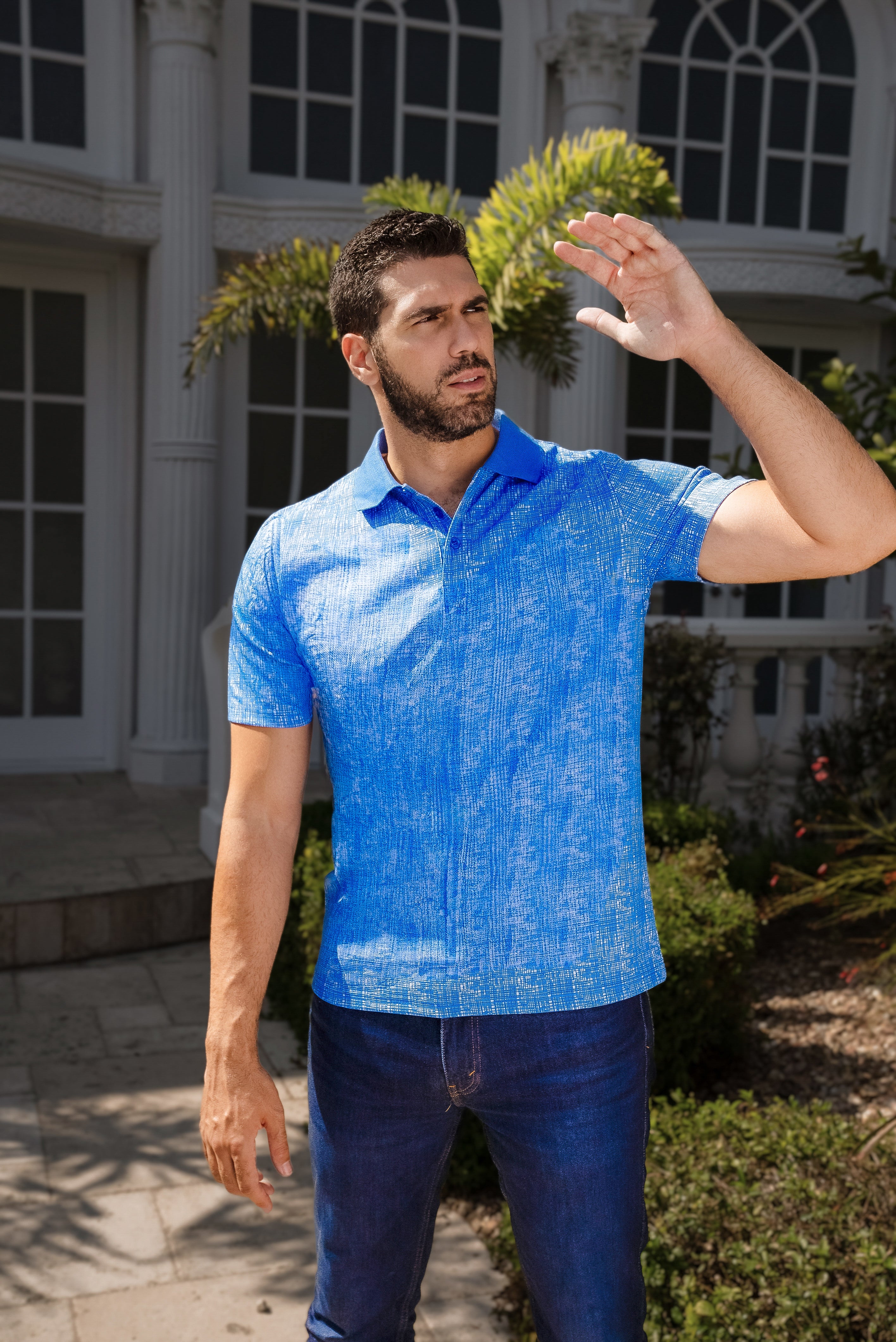 Polo informal con textura y estilo