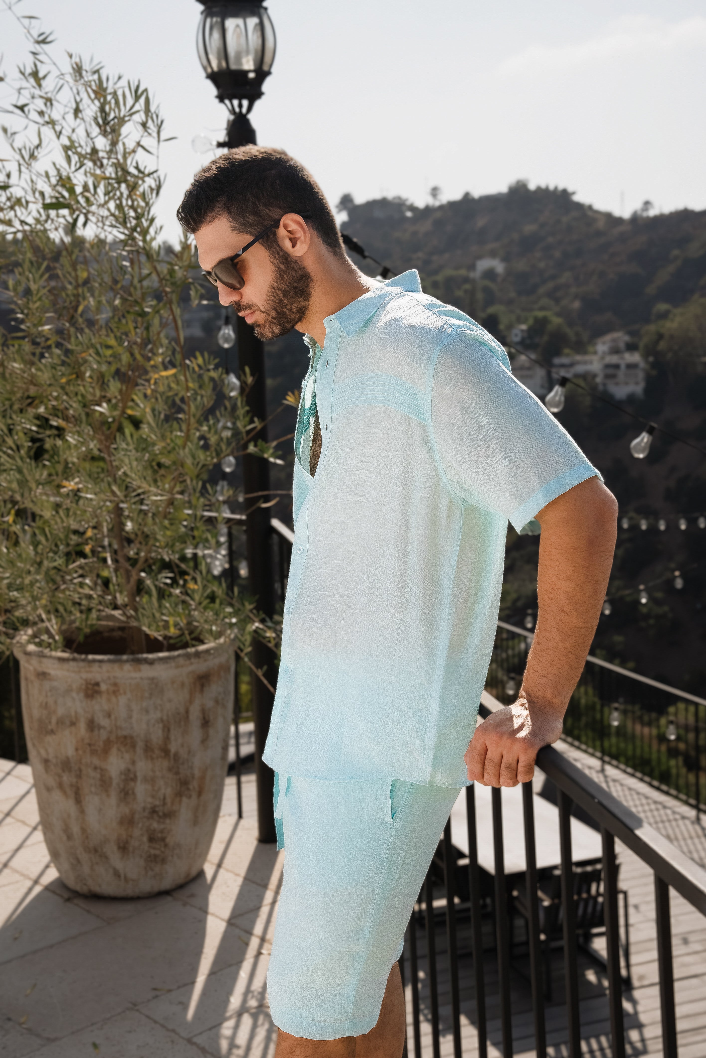 Camisa playera de manga corta con botones y ribete plisado para hombre