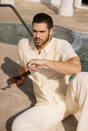 Camisa playera de manga corta con botones y ribete plisado para hombre