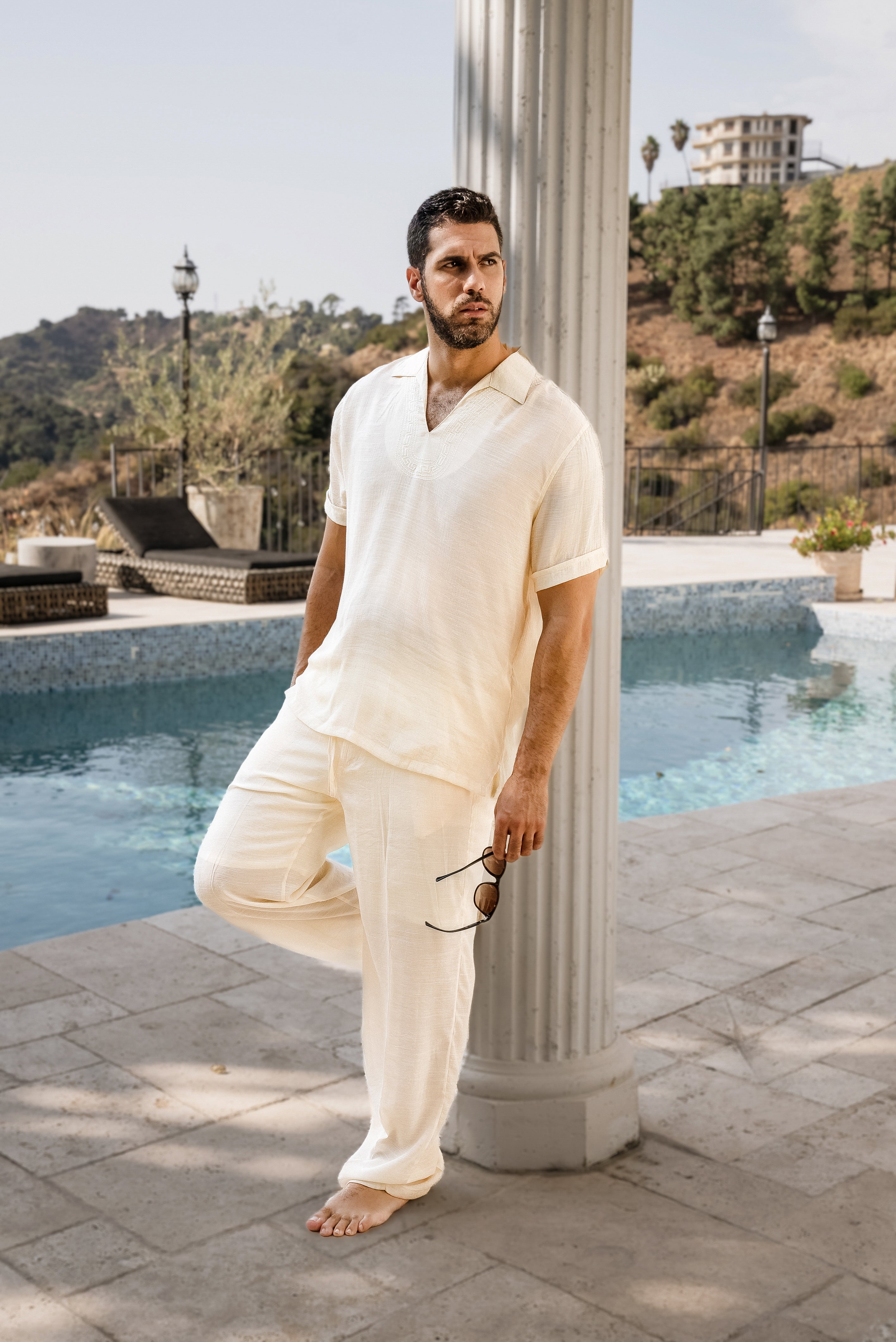 Camisa playera de cuello en V para hombre, manga corta, con detalle bordado