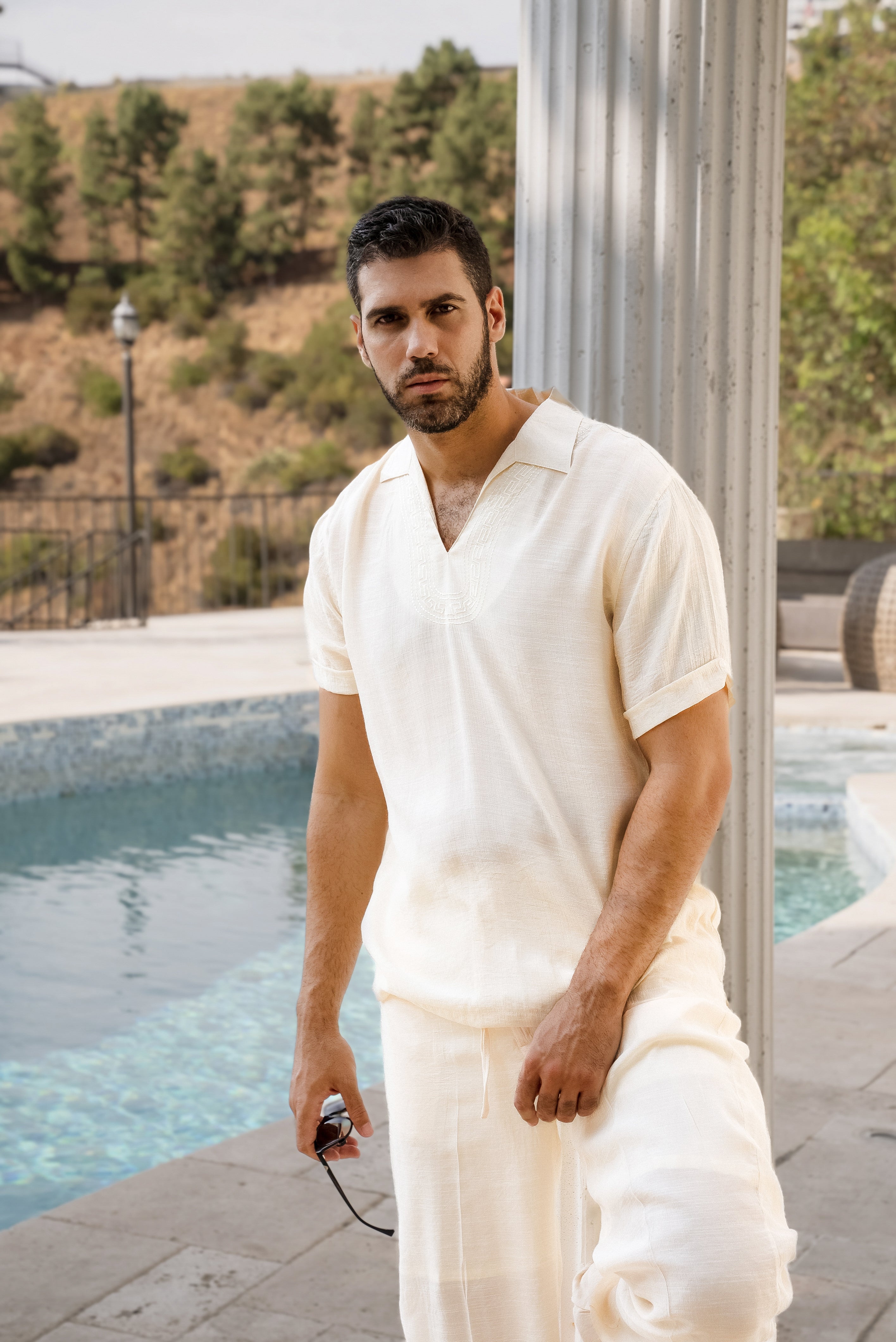 Camisa playera de cuello en V para hombre, manga corta, con detalle bordado
