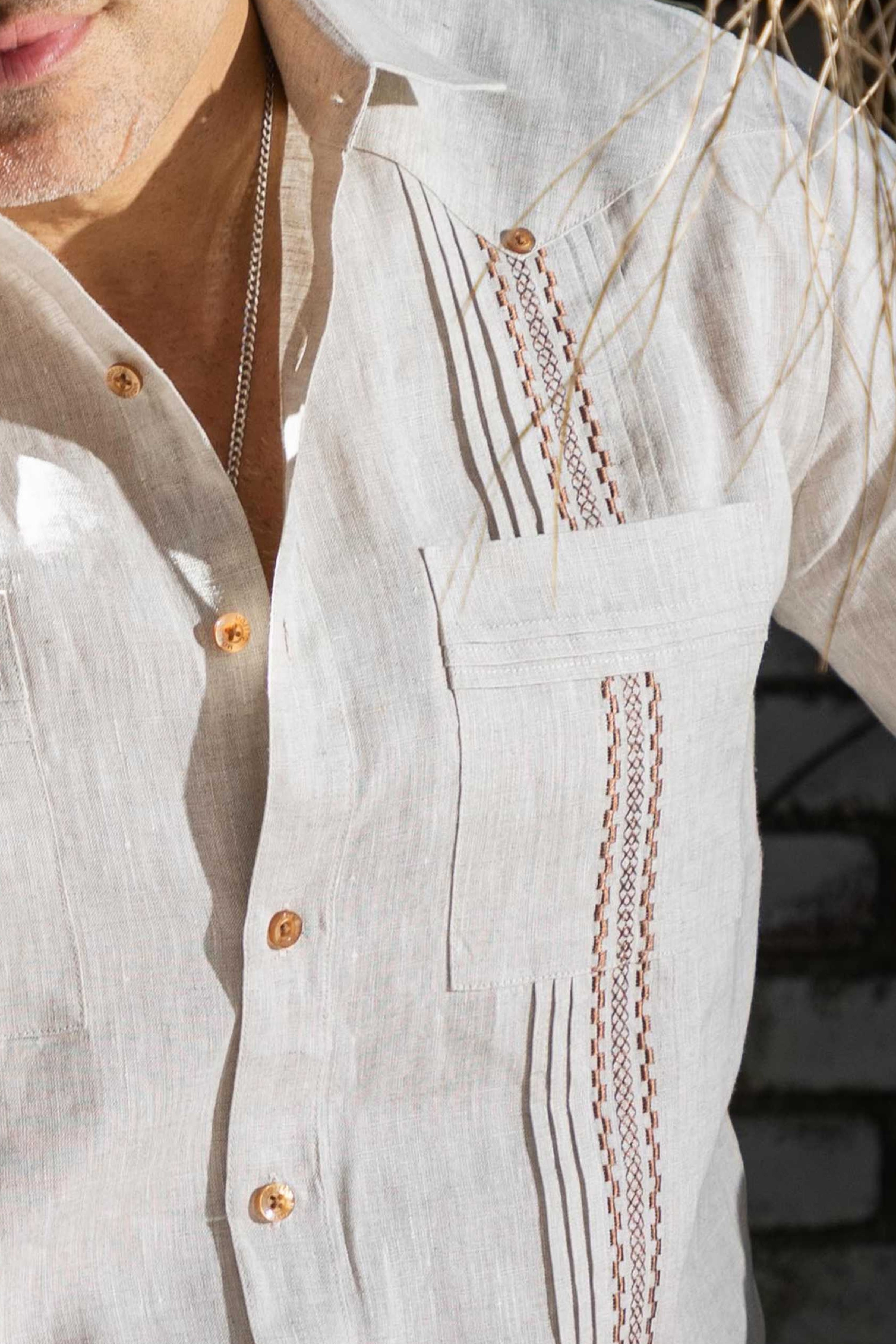 Guayabera de manga larga 100% lino con ribete bordado
