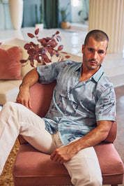 Camisa de manga corta con estampado moderno