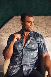 Camisa de manga corta con estampado moderno