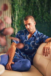 Camisa de manga corta con estampado moderno